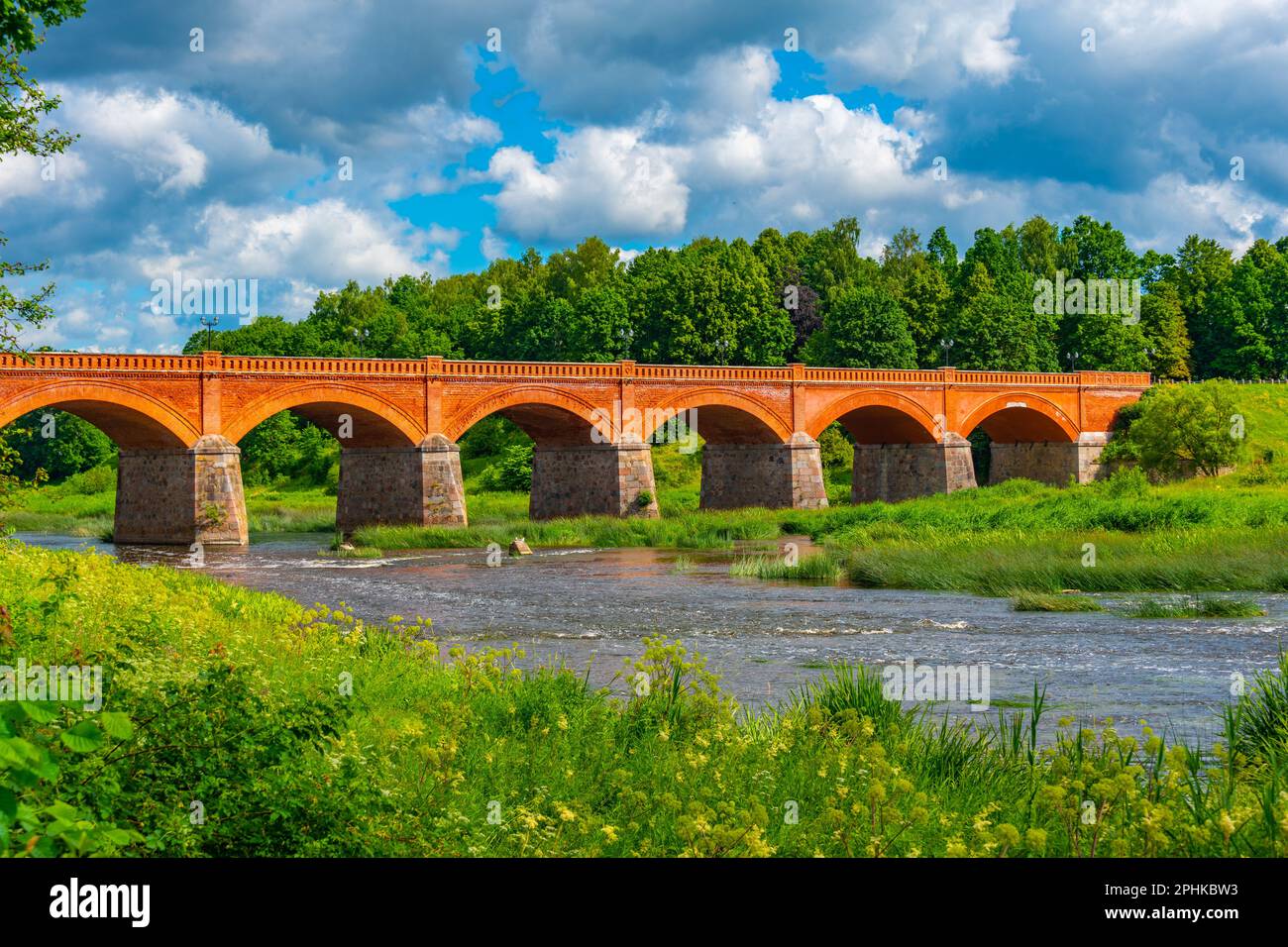 Kuldiga-Backsteinbrücke über die Venta in Lettland. Stockfoto