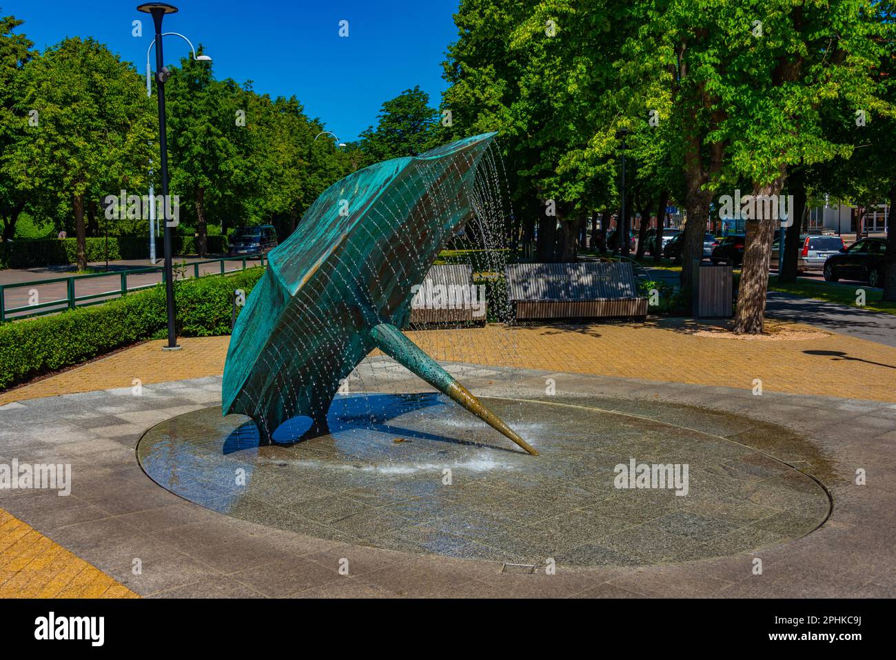 Regenschirmbrunnen im grünen Park in der lettischen Stadt Ventspils. Stockfoto