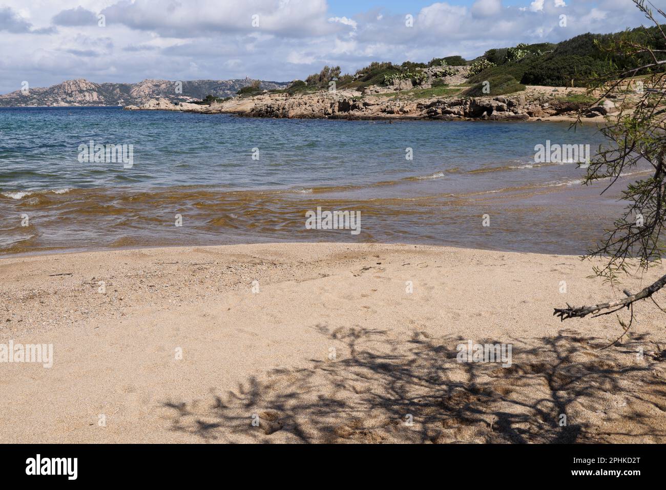 Palau ist eine Gemeinde in der Provinz Sassari in der italienischen Region Sardinien, nordwestlich von Olbia. Felsige Küste Italiens mit blauem Sandstrand. Stockfoto