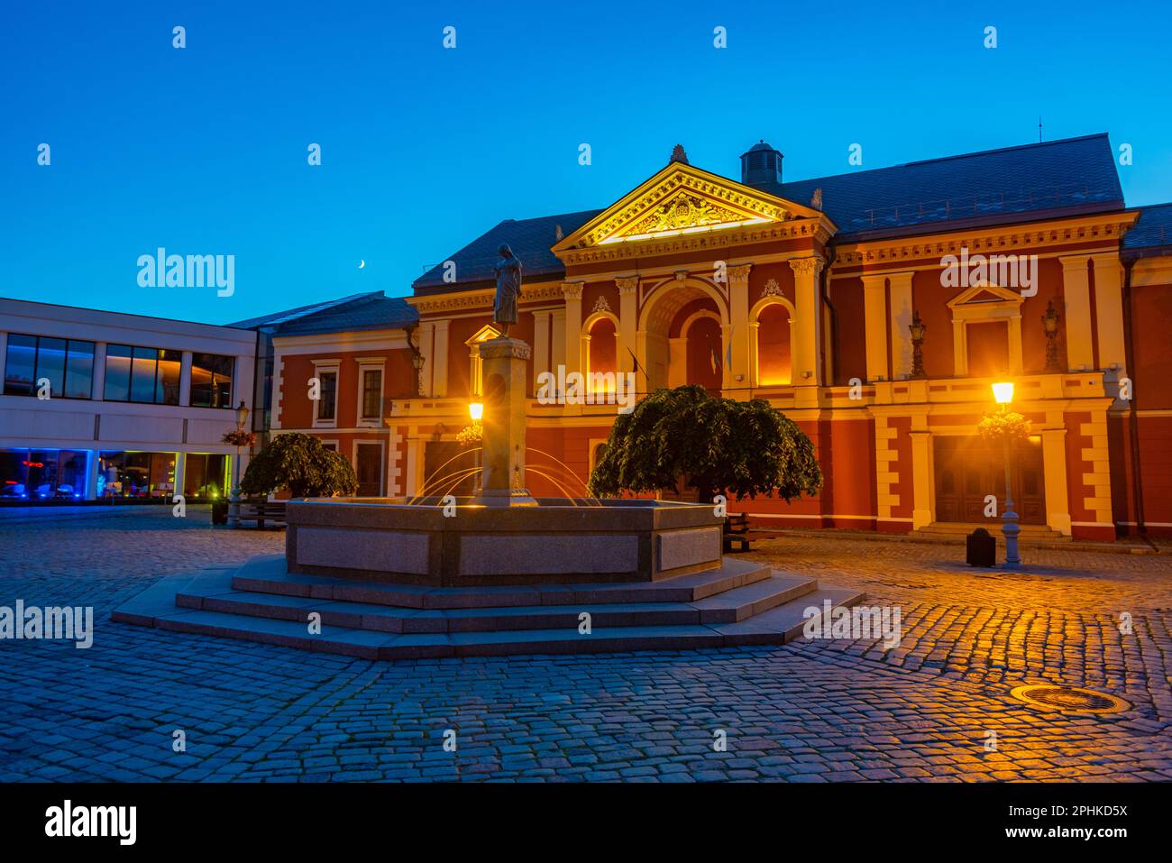 Blick auf das Drama-Theater in der litauischen Stadt Klaipeda bei Sonnenuntergang. Stockfoto