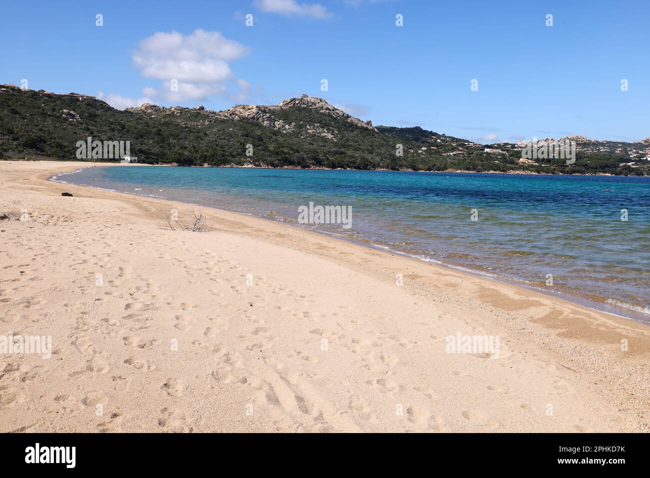 Palau ist eine Gemeinde in der Provinz Sassari in der italienischen Region Sardinien, nordwestlich von Olbia. Felsige Küste Italiens mit blauem Sandstrand. Stockfoto