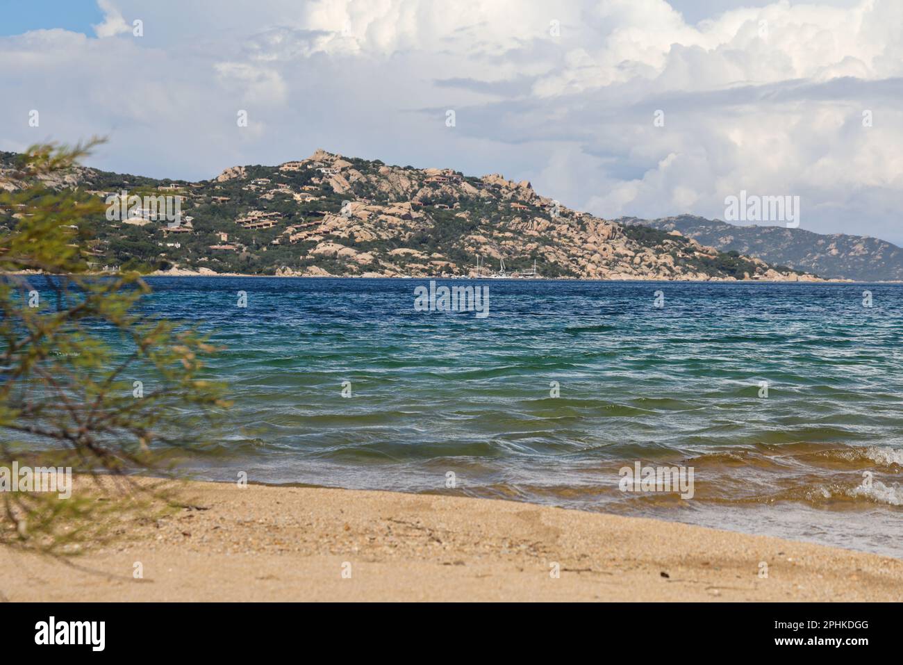 Palau ist eine Gemeinde in der Provinz Sassari in der italienischen Region Sardinien, nordwestlich von Olbia. Felsige Küste Italiens mit blauem Sandstrand. Stockfoto