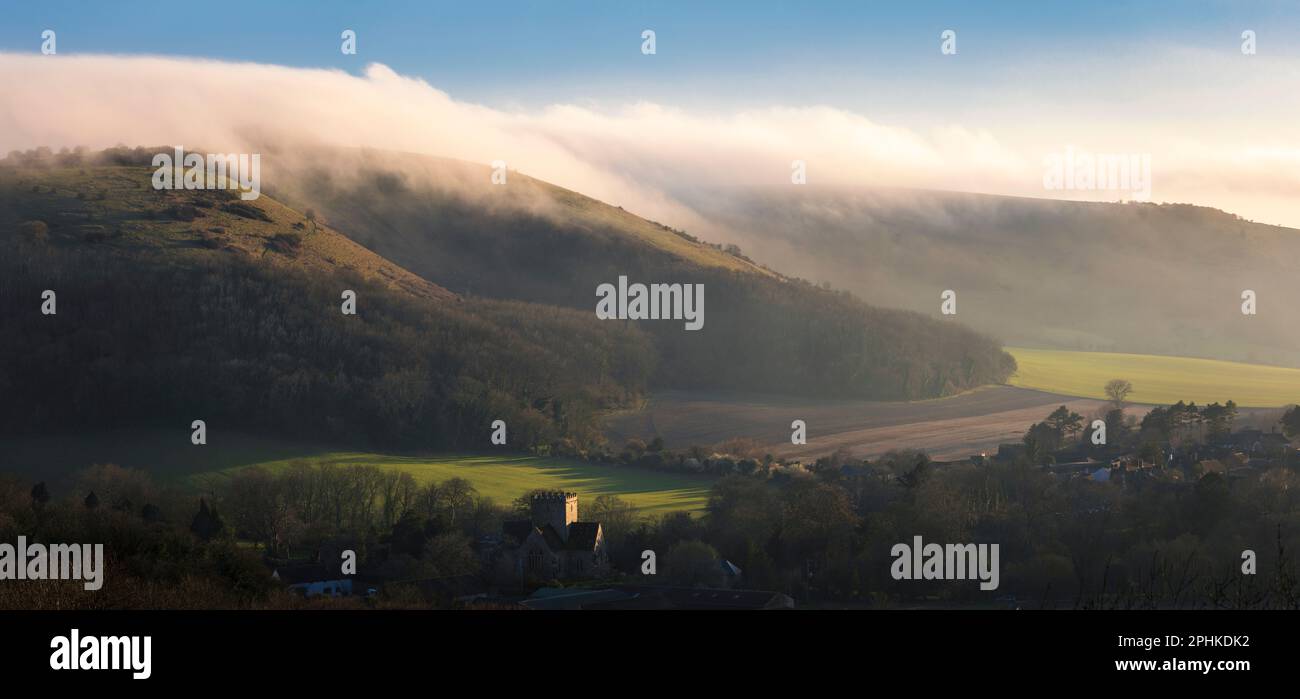 Niedrige Wolken und Nebel über Devils Dyke und die südlichen Abfahrten von Newtimber Hill in der Nähe von Poynings West Sussex Südostengland UK Stockfoto