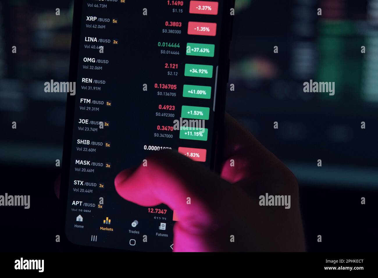 Geschäftsmann, der die Börse mit dem Smartphone überprüft. Mann, der ein Mobiltelefon mit einer Investitionsanwendung verwendet. wertpapieranlagen und Handel cr Stockfoto