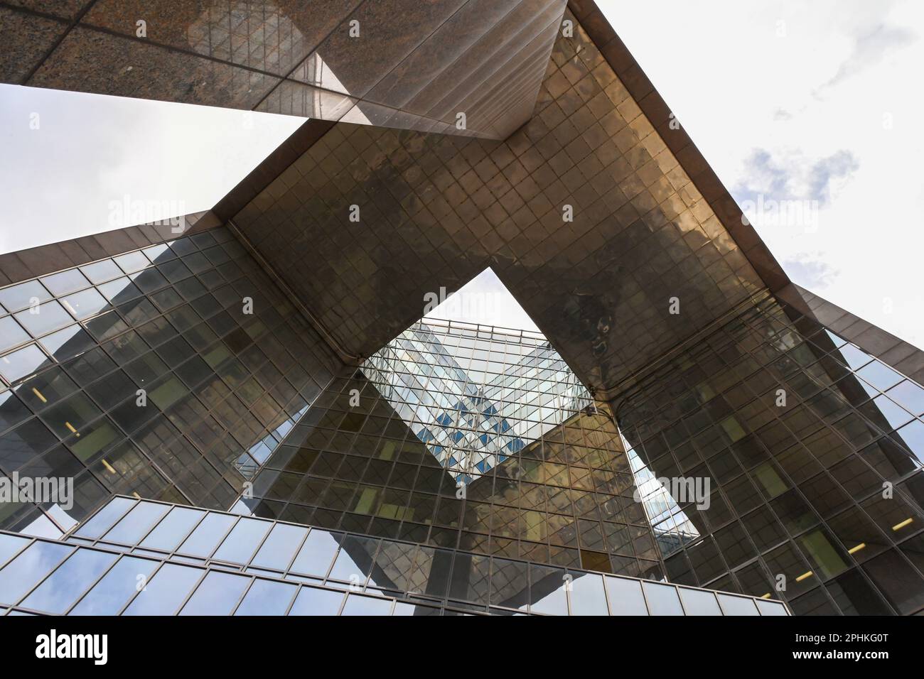 Blick von unten, architektonisches Gebäude im Dreiecksdesign, Glasfenster, Schatten, Winkel Stockfoto