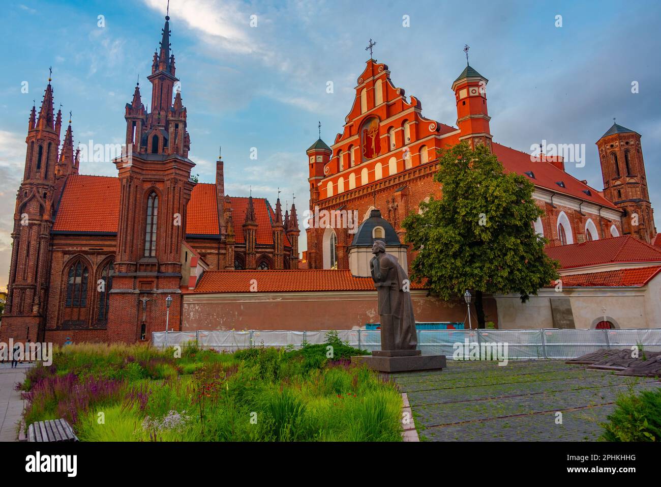 Sonnenuntergang über der Kirche St. Anne in Vilnius, Litauen. Stockfoto