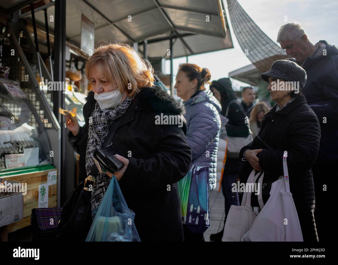 Belgrad, Serbien, 5. Januar 2023: Kunden stehen in einer Schlange vor einem Verkaufsstand auf dem Marktplatz Stockfoto