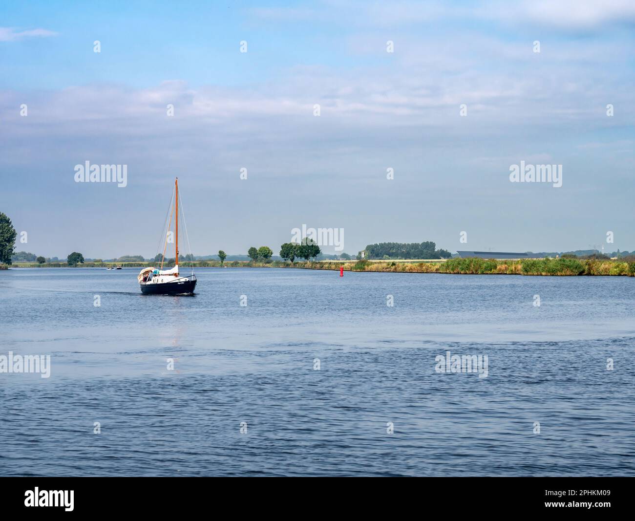Segelboot auf dem Fluss Zwarte in der Nähe von Zwartsluis, Overijssel, Niederlande Stockfoto