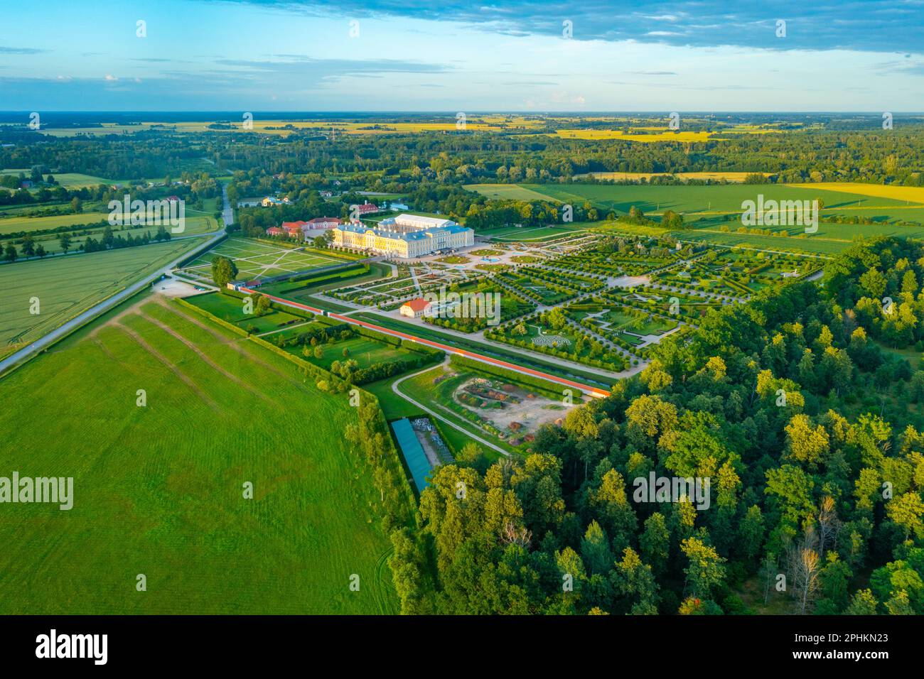 Panoramablick auf das Rundale Palace Museum in Lettland. Stockfoto