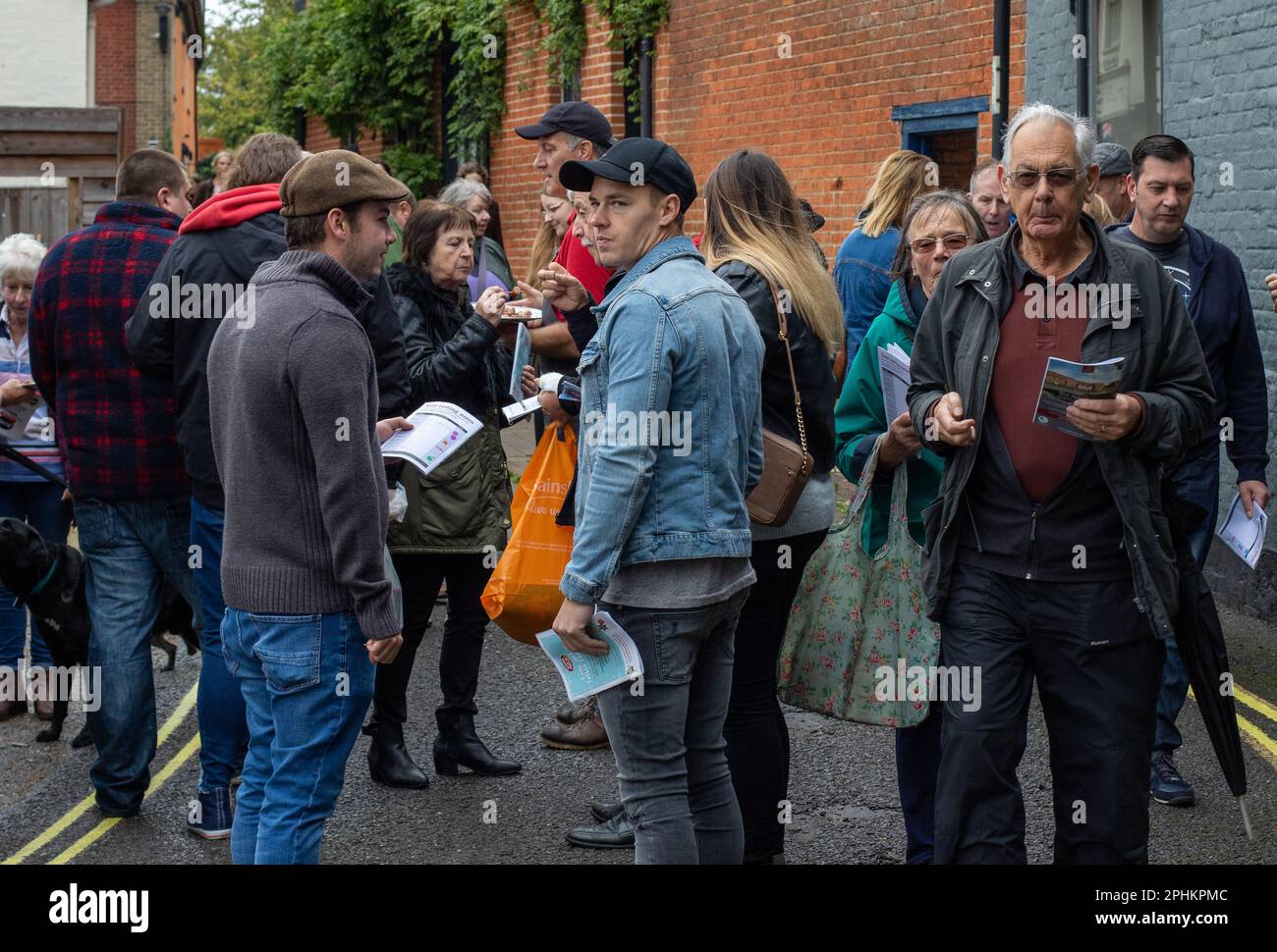 Besucher, die beim Framlingham Sausage Festival in Framlingham Suffolk ein bisschen Wurst suchen Stockfoto