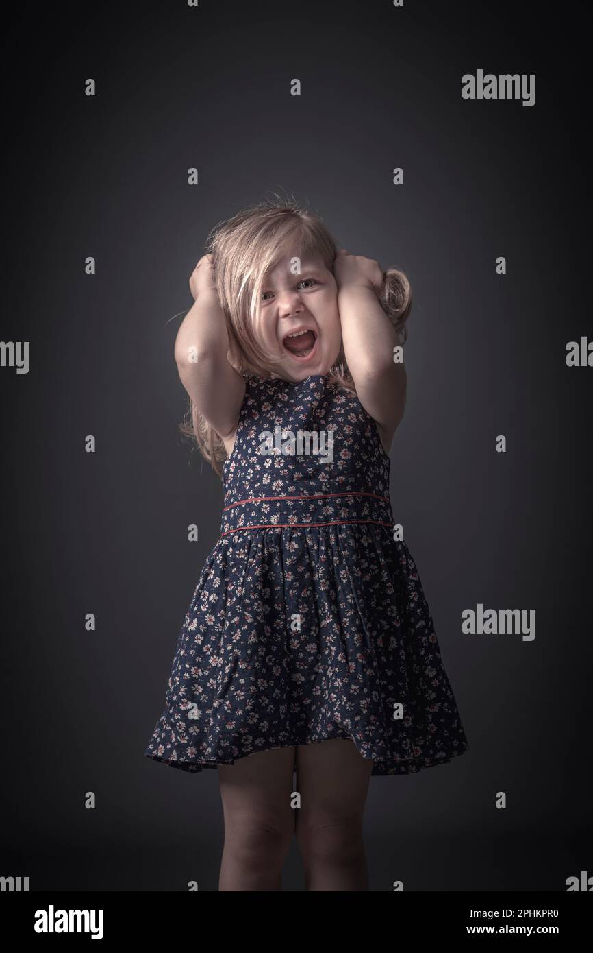 studioporträt eines wütenden Kindes Stockfoto