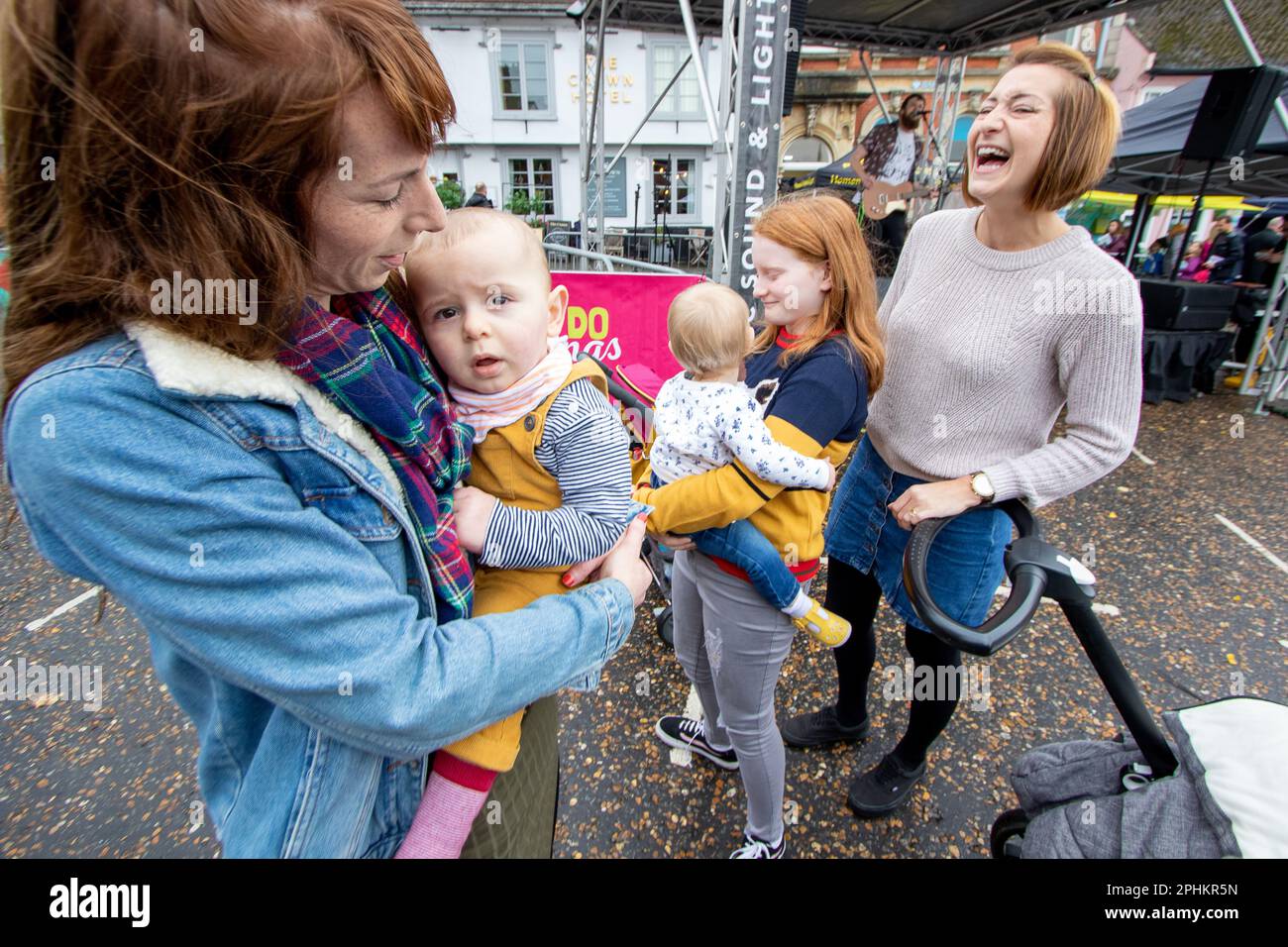 Mütter und Babys beim Framlingham Sausage Festival in Suffolk Stockfoto