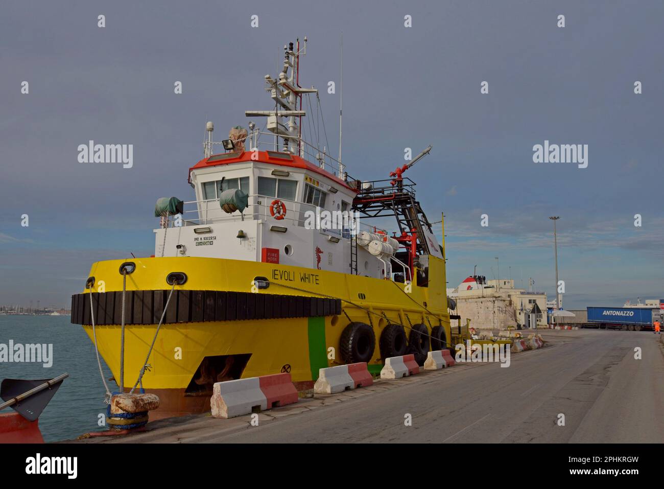 Ievoil White, ein Offshore-Versorgungsschiff im Besitz von Marnavi SPA, im Hafen von Bari Port, Italien, Januar 2022 Stockfoto