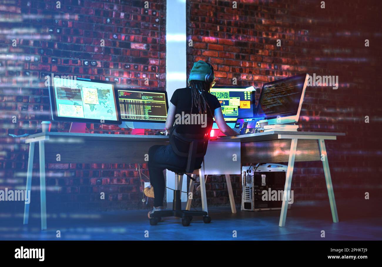 Digitale Codierung, Hackerfrau und Computermonitor für Cybersicherheit, Programmierung und Big Data. Website-Hack, Dashboard und Technologie einer Frau Stockfoto