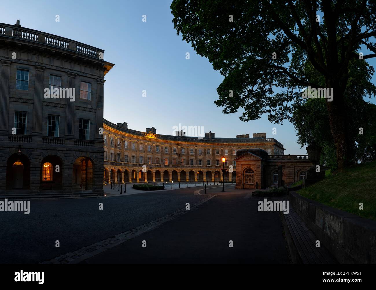 Der Buxton Crescent erstrahlte nachts in Derbyshire, England. Ein historisches Hotel in der englischen Kurstadt im Nationalpark Peak District Stockfoto