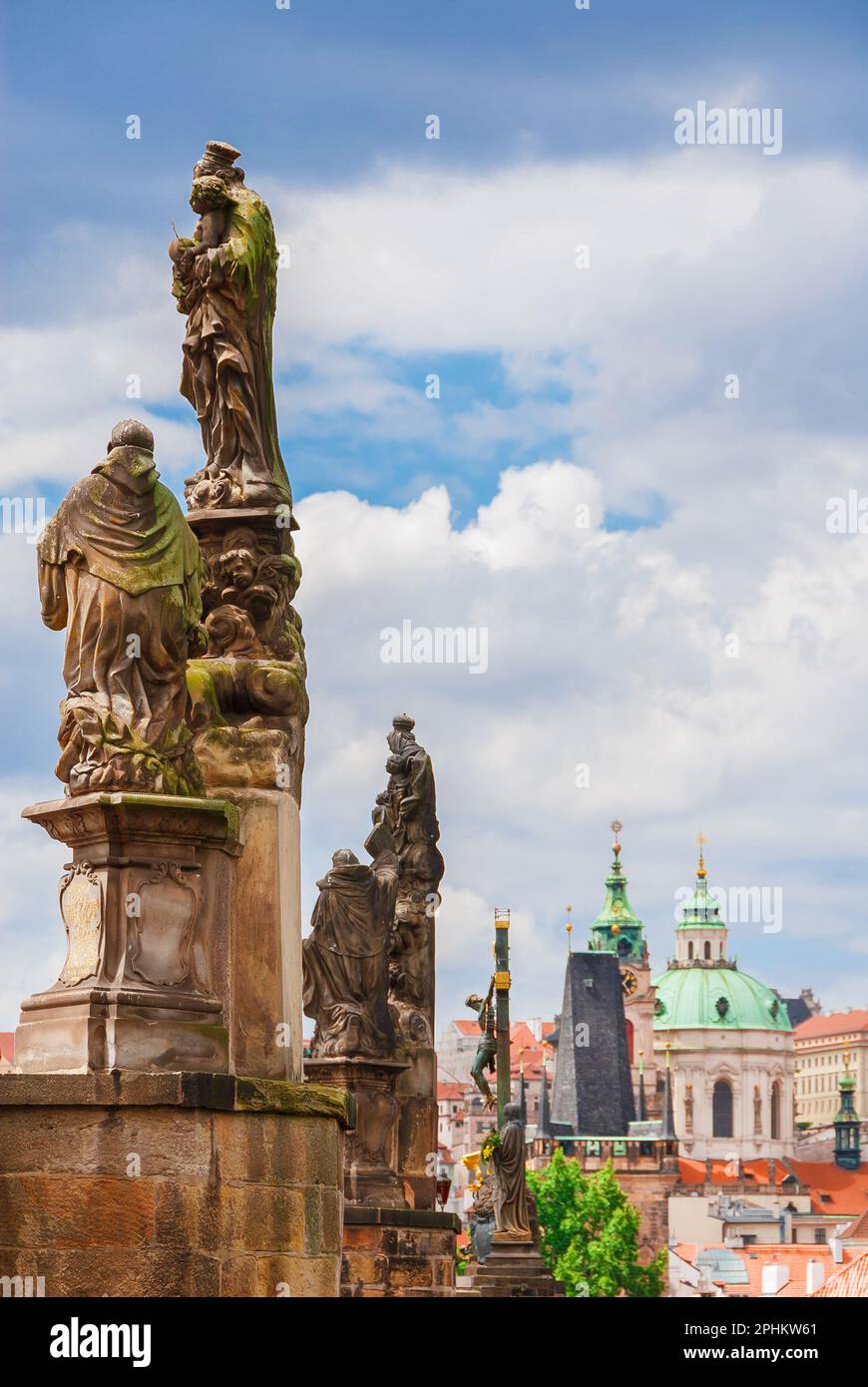 Karlsbrücke wunderschöne barocke Statuen aus dem 18. Jahrhundert mit dem Mala Strana Brückenturm und der Nikolaikirche Stockfoto