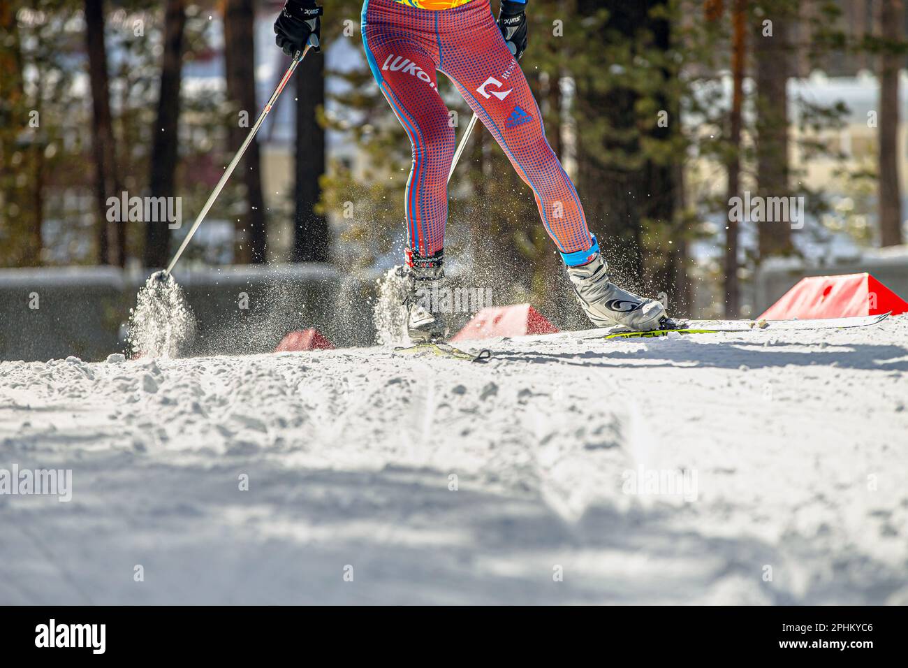 Skifahrer im Skilanglauf, Fischer Rennskier, Salomon Skischuhe, Skin Suit Adidas mit Lukoil Sponsoring, HuTag Frid Tag in den Beinen Stockfoto