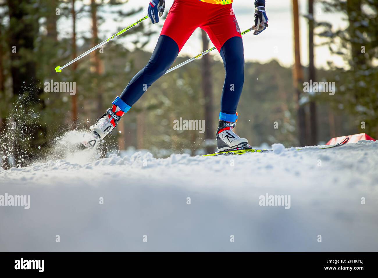 Männlicher Skifahrer, der beim Skilanglauf bergauf läuft, Fischer Rennskier, Rossignol-Skischuhe, wintersport mit olympiade Stockfoto