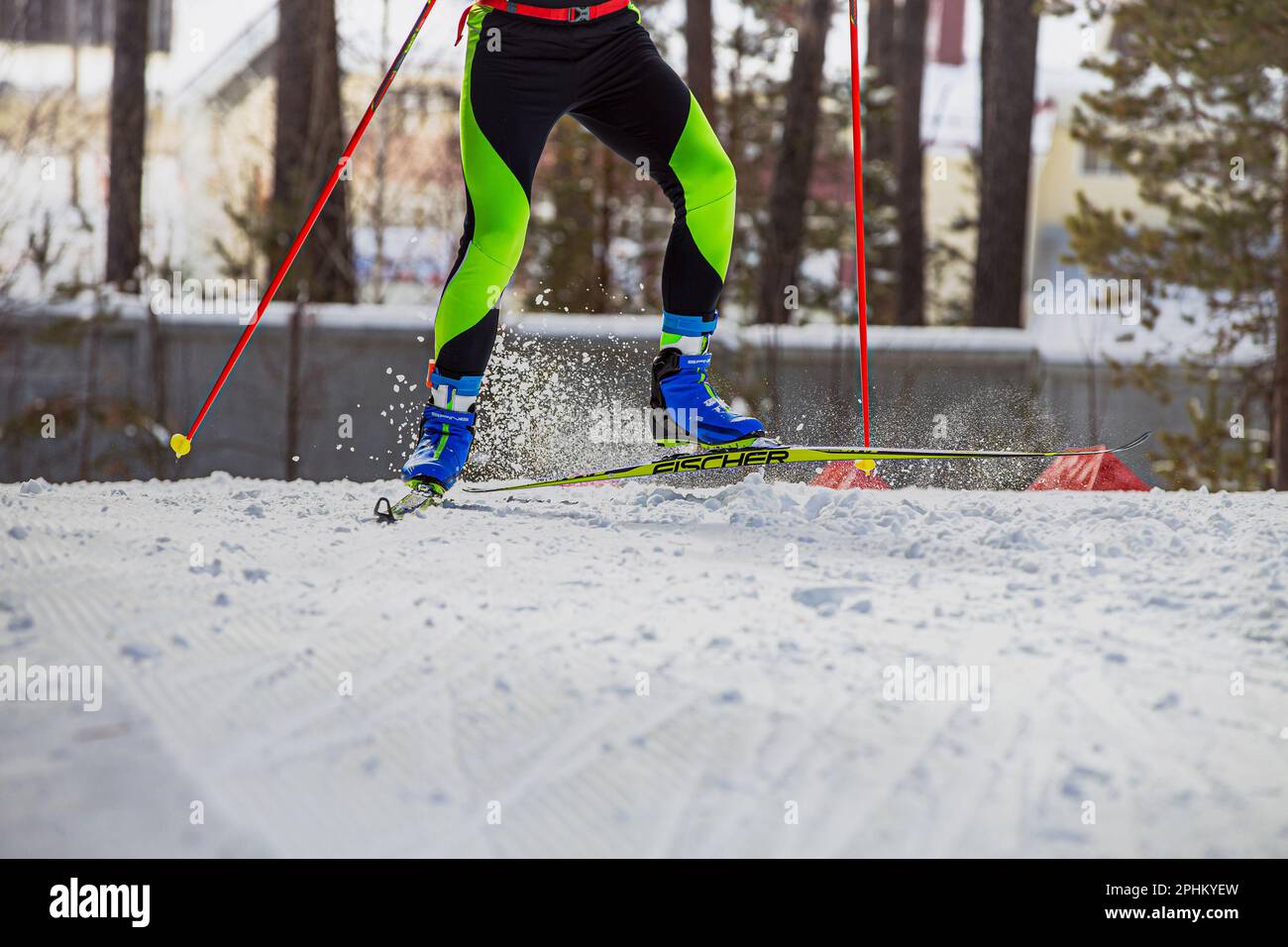 Männlicher Skifahrer, der in Skilanglauf bergauf läuft, Fischer Rennskier, Wirbelsäulen-Skistiefel, olympische Wintersportarten Stockfoto