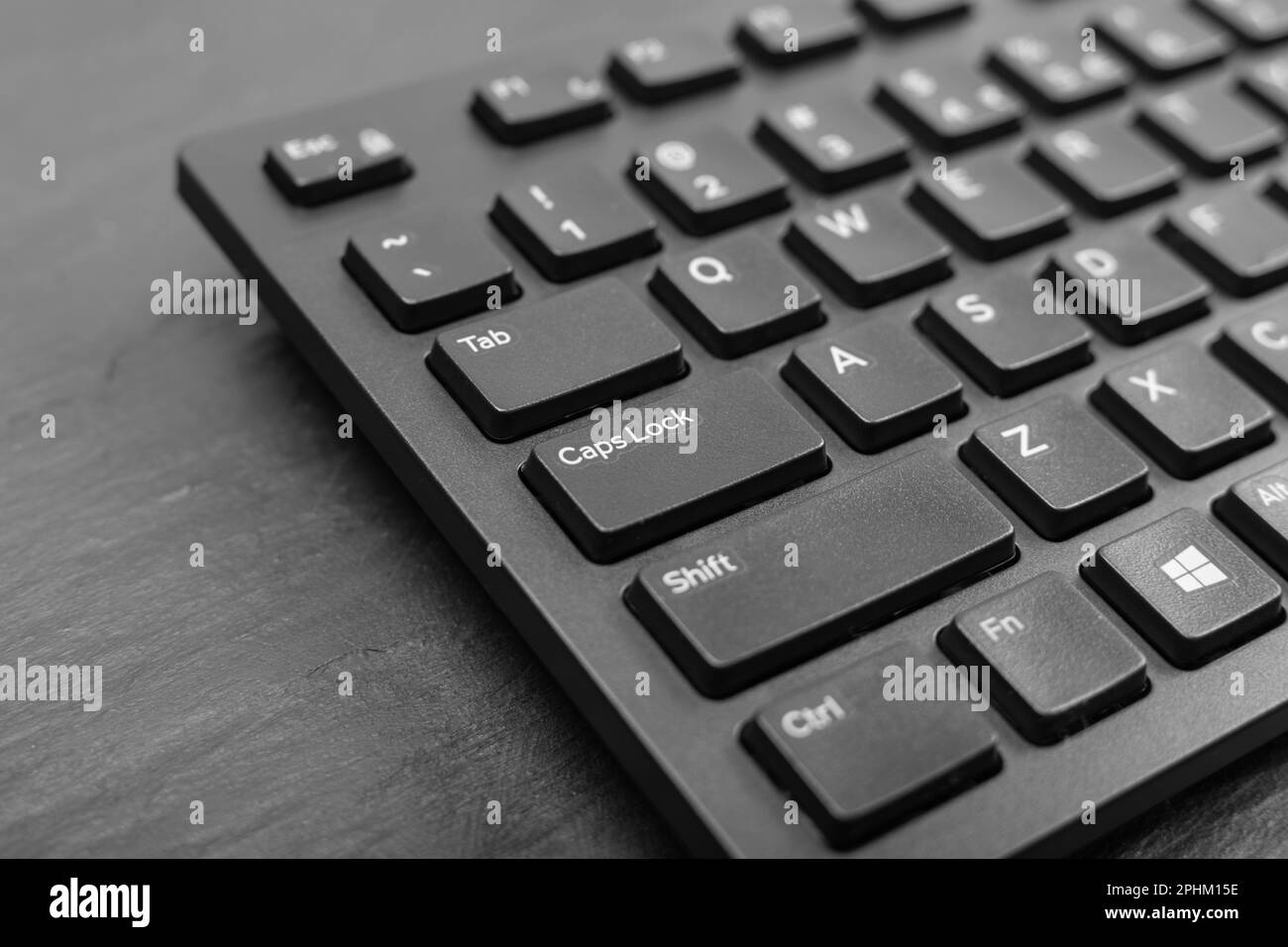 Schwarze Tastaturtasten im Nahbereich. Makroaufnahme der CapsLock-Tastaturtaste, der pc-Tastenkombination, der Tastenkombination Stockfoto