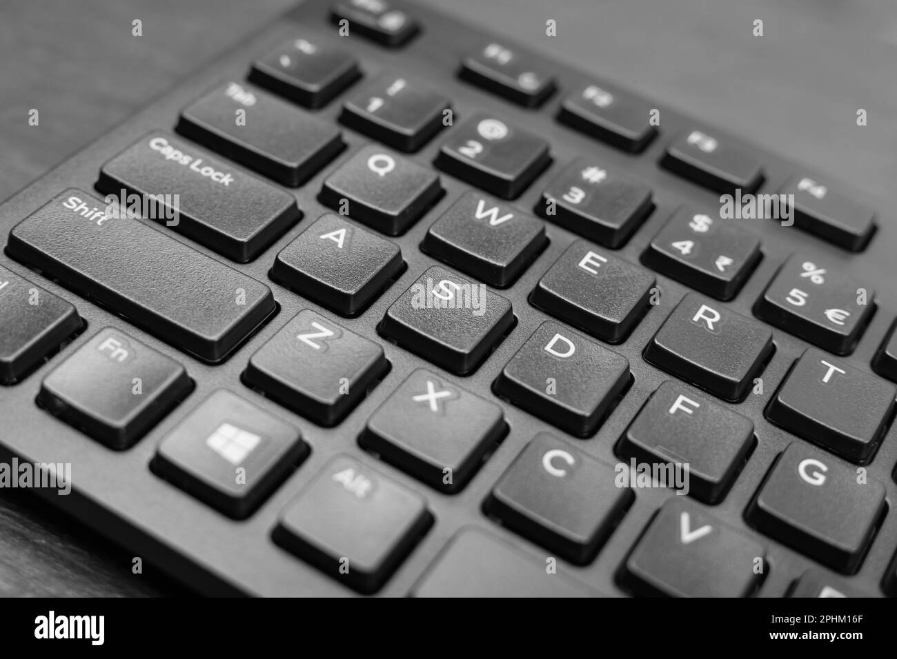 Schwarze Tastaturtasten im Nahbereich. Makroaufnahme von Tastaturtasten, pc-Hotkey, Foto mit Tastenanschlägen Stockfoto