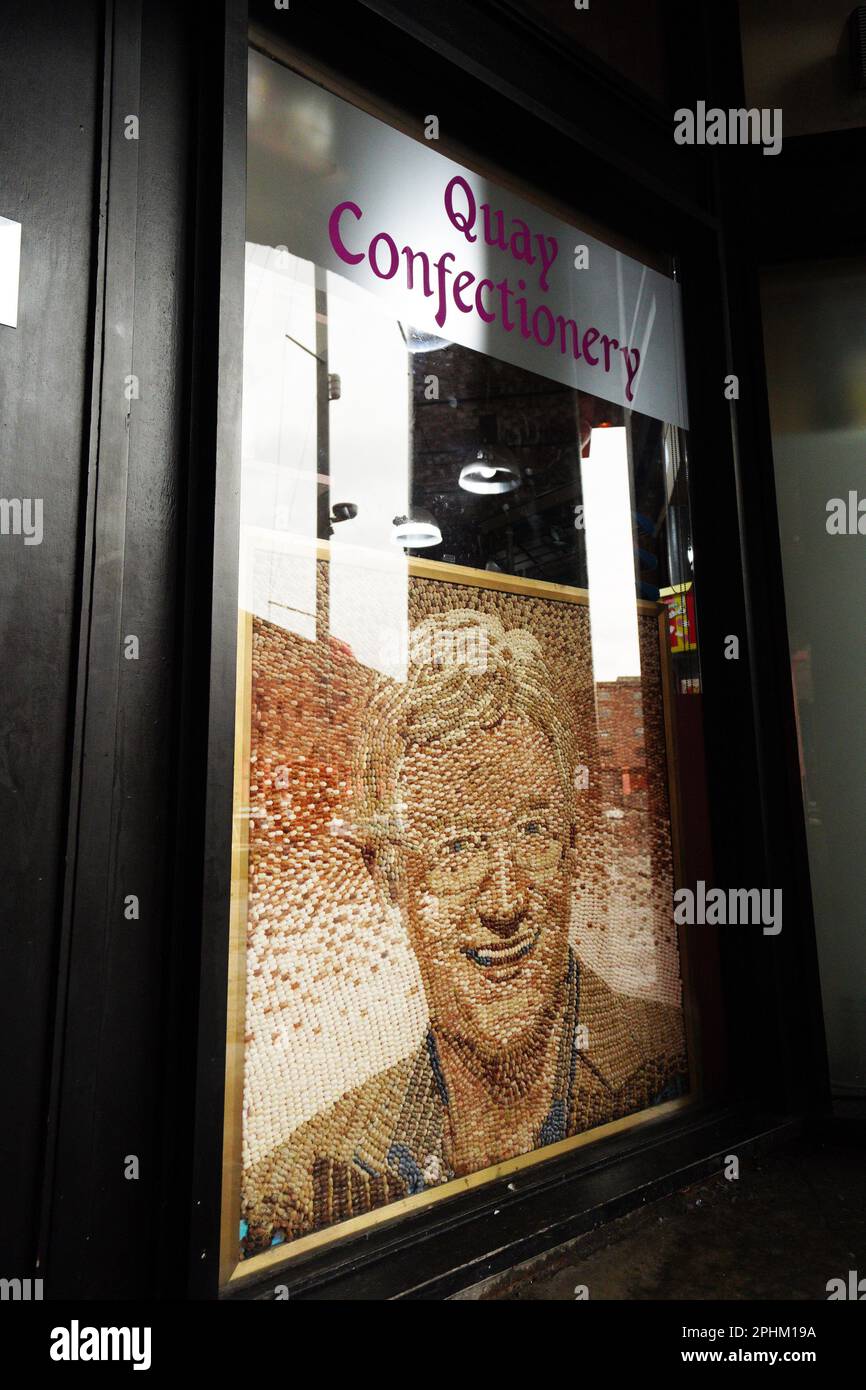 Ein Porträt von Paul O'Grady aus Jelly Beans, das im Quay Confectionary in Liverpools Albert Docks ausgestellt wird, während der Fernsehmoderator und Komiker im Alter von 67 Jahren gestorben ist, sagte sein Partner Andre Portasio. Bilddatum: Mittwoch, 29. März 2023. Stockfoto