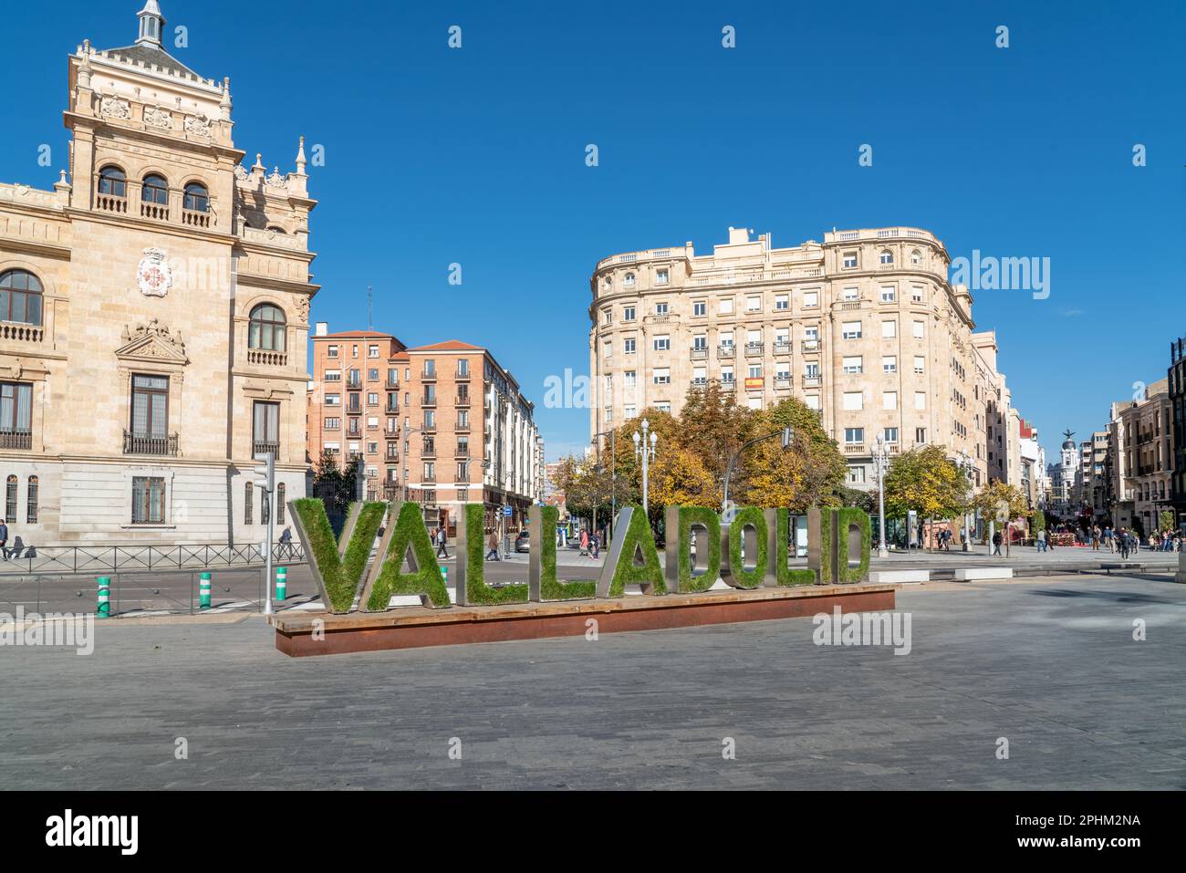 Valladolid, Spanien - November 12 2022: Gebäude der Kavallerie-Akademie im Zentrum von Valladolid, vor dem Gebäude steht der Name der Stadt geschrieben dekoriert Stockfoto