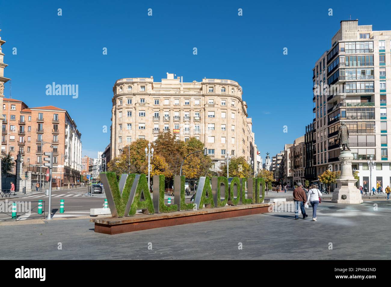 Valladolid, Spanien - November 12 2022: Gebäude der Kavallerie-Akademie im Zentrum von Valladolid, vor dem Gebäude steht der Name der Stadt geschrieben dekoriert Stockfoto