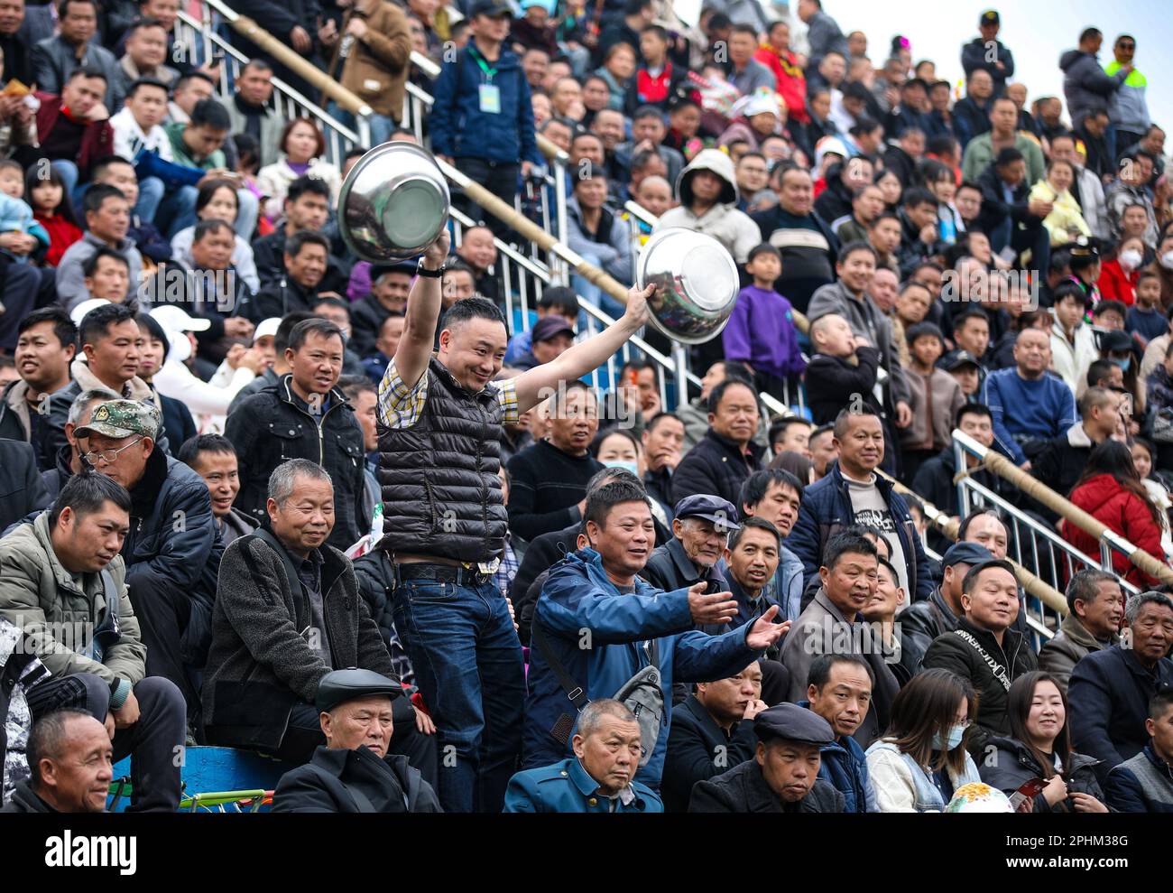 Taijiang, Chinas Provinz Guizhou. 26. März 2023. Zuschauer freuen sich auf ihr Team bei einem Dorfbasketballspiel in Taipan Village, Taijiang County, Provinz Guizhou im Südwesten Chinas, 26. März 2023. Kredit: Liu Xu/Xinhua/Alamy Live News Stockfoto