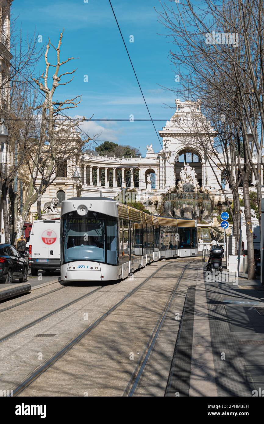 Straßenbahn marseillais Lgne T2 au Fond le palais longchamp. Magnifique Parc de Marseille. Historische Sehenswürdigkeiten mit dem Musée des Beaux Arts et le Museom d'Histo Stockfoto