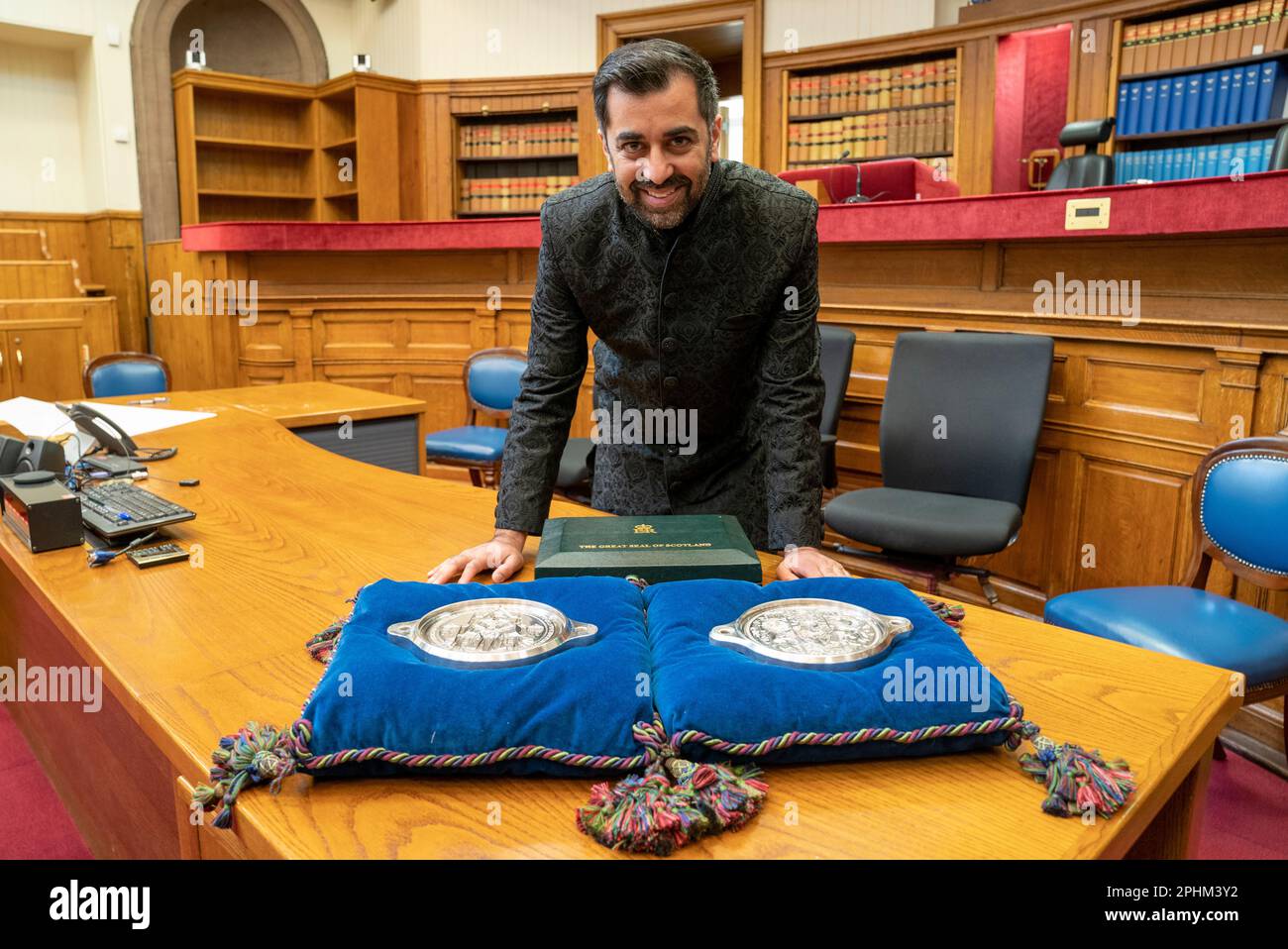 Humza Yousaf mit dem Großen Siegel von Schottland, nachdem er am Sitzungsgericht in Edinburgh als erster Minister Schottlands vereidigt wurde. Bilddatum: Mittwoch, 29. März 2023. Stockfoto