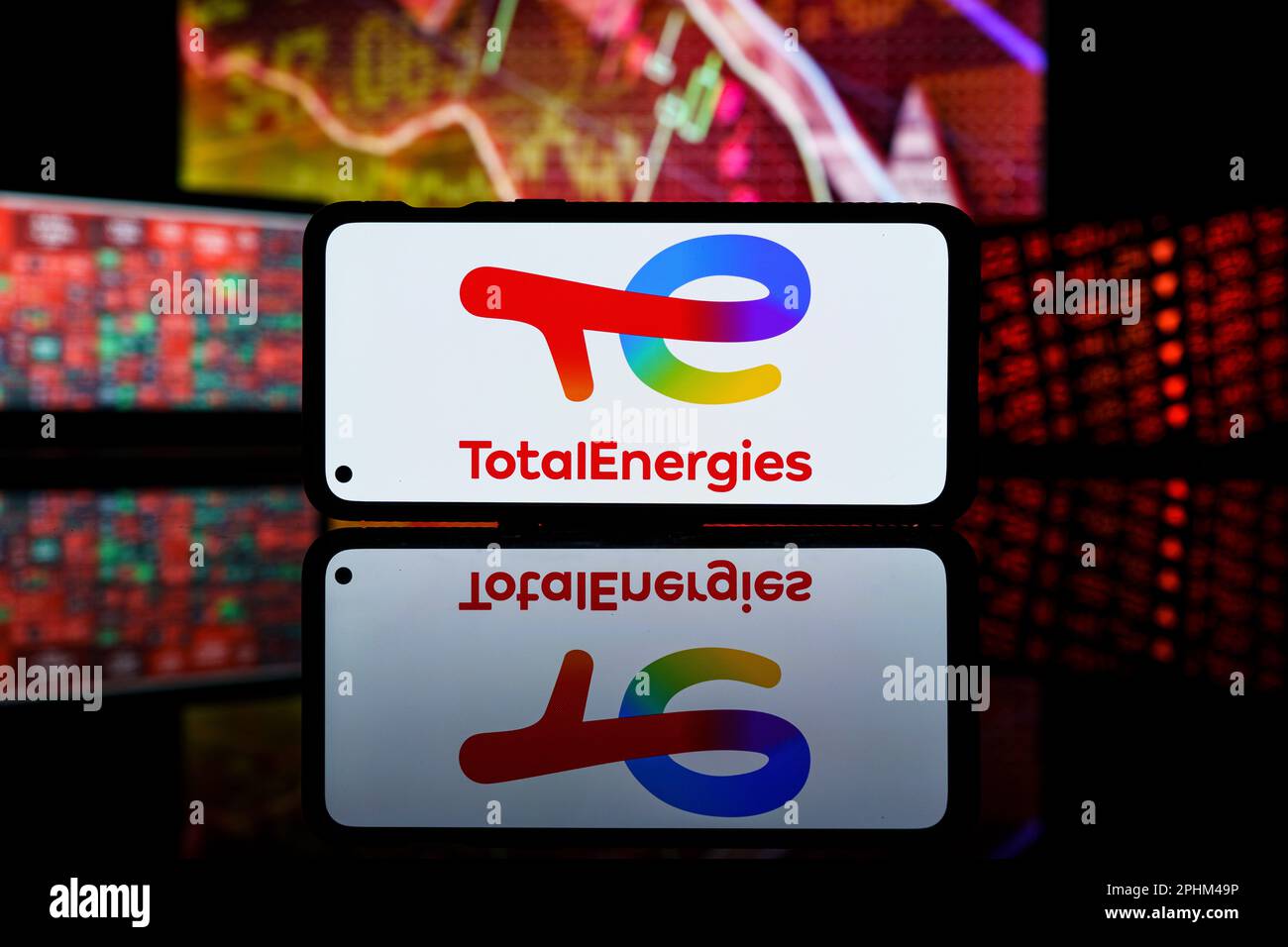 Die Aktien der Totalenergies-Firma fielen an der Börse. Totalenergies Unternehmen Finanzkrise und Misserfolg. Stockfoto