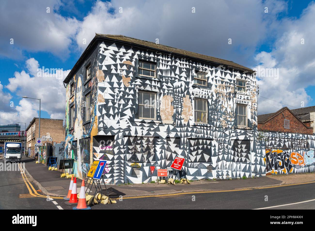 Verfallenes Gebäude in Digbeth, Birmingham, das gestrichen und dekoriert wurde Stockfoto