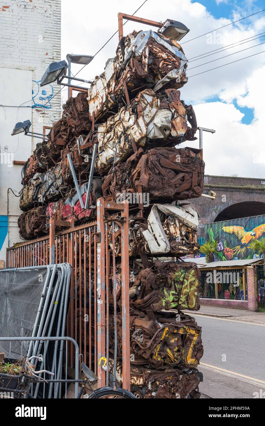 Zerquetschte Autos bildeten früher eine Mauer in Digbeth in Birmingham Stockfoto