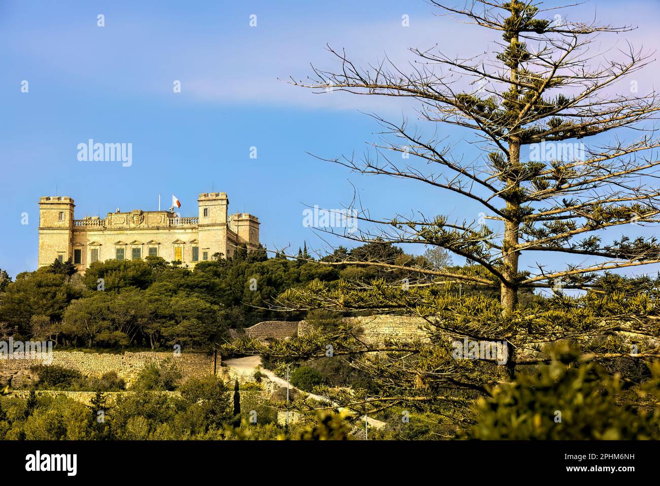 Is-Siggiewi, Malta. 23. März 2023. Der Verdala-Palast, der 1586 vom Architekten Girolamo Cassar entworfen wurde, beherbergt die Sommerresidenz des Präsidenten. Stockfoto