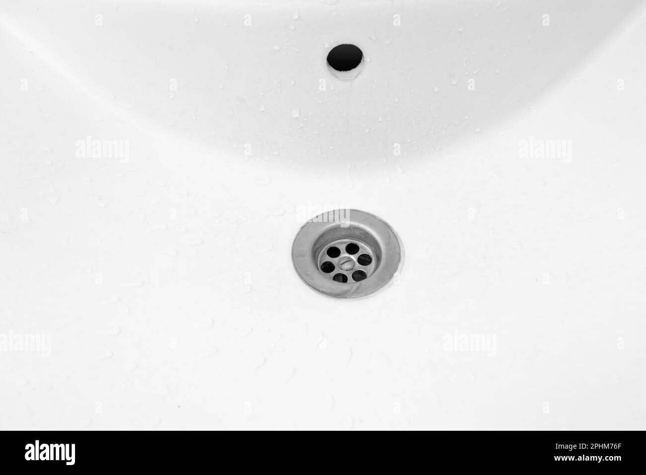 Weißes Handwaschbecken aus Keramik im Badezimmer, Draufsicht, Nahaufnahme Stockfoto