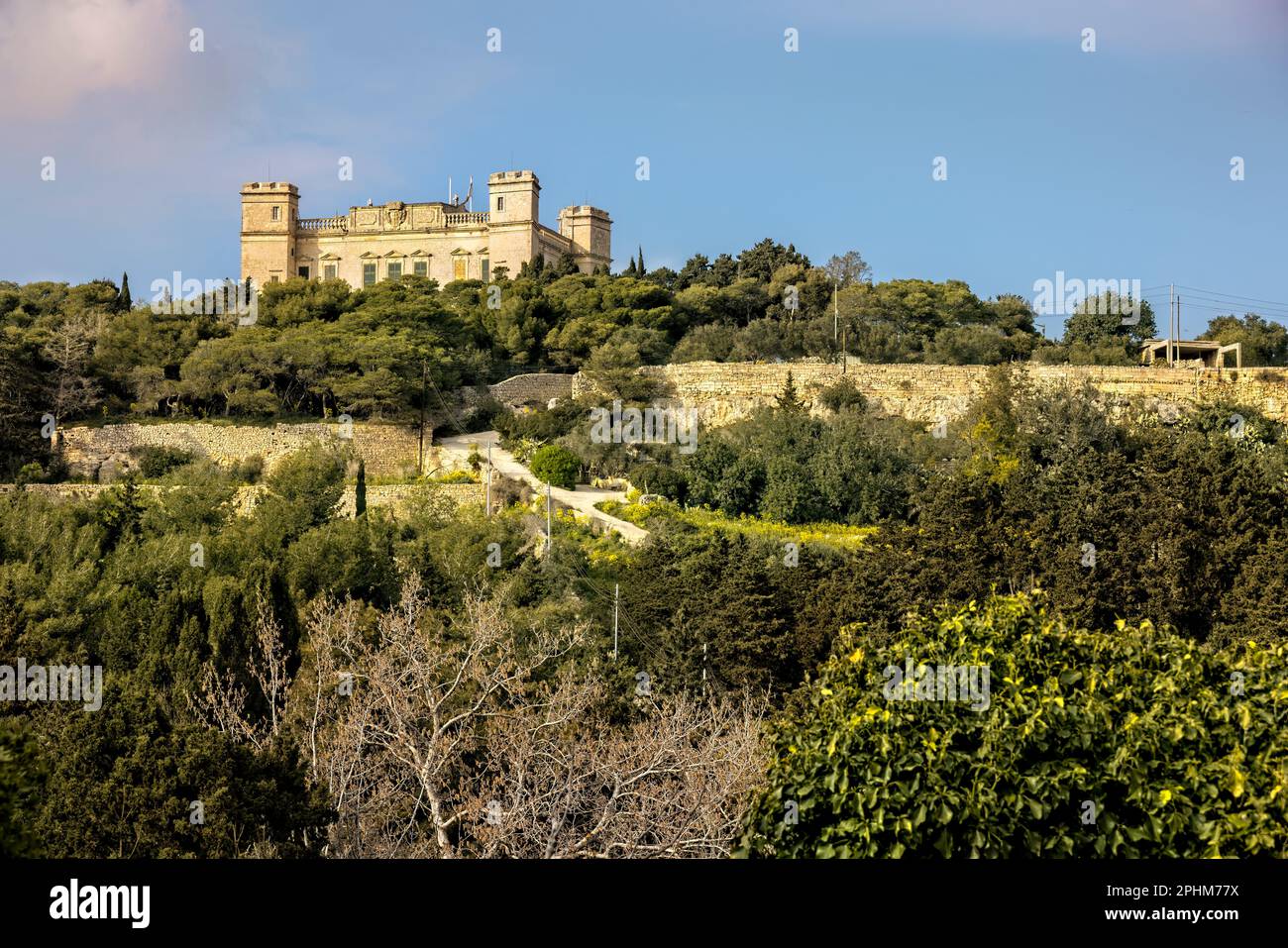 Is-Siggiewi, Malta. 23. März 2023. Der Verdala-Palast, der 1586 vom Architekten Girolamo Cassar entworfen wurde, beherbergt die Sommerresidenz des Präsidenten. Stockfoto