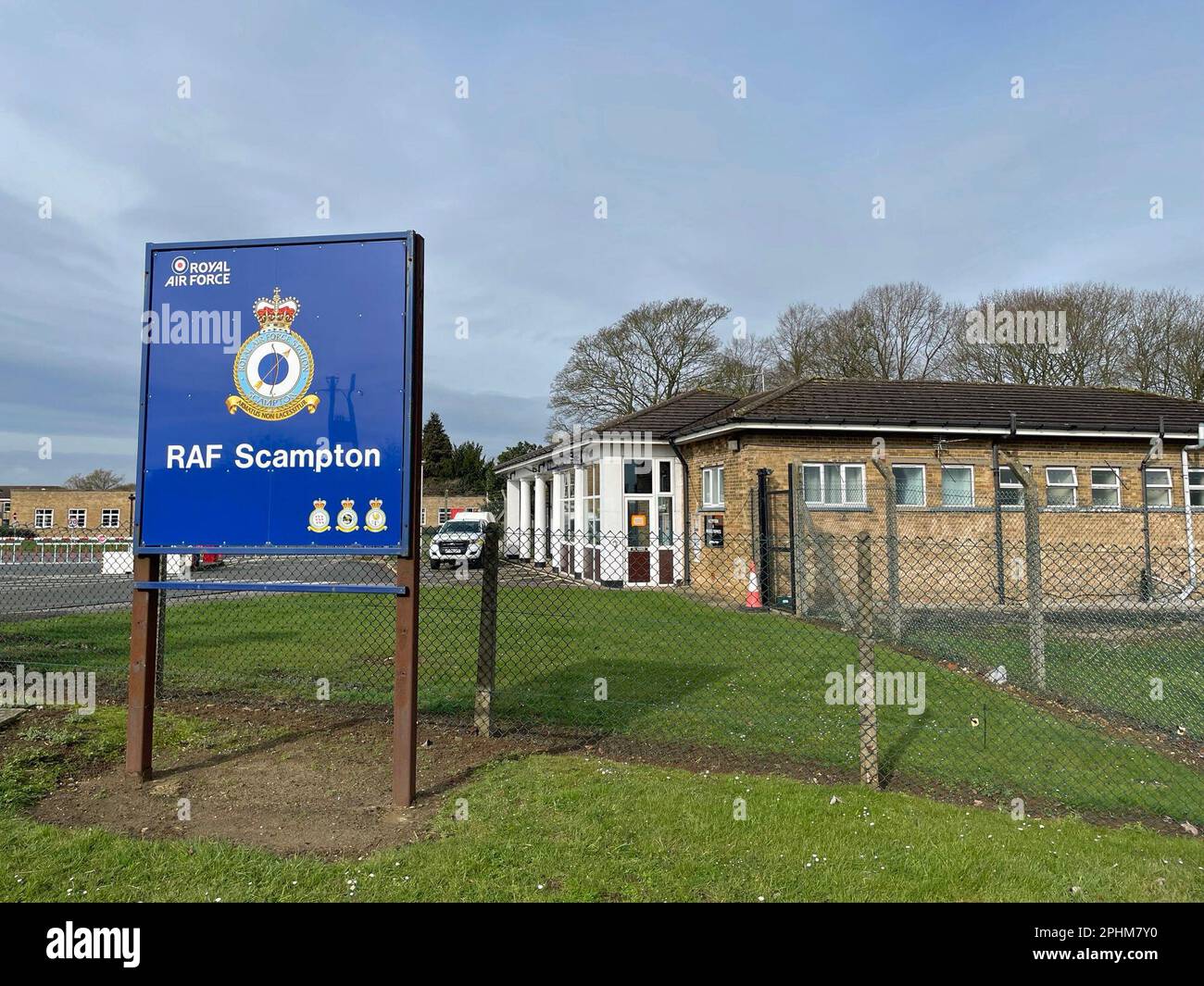 Ein Blick auf die RAF Scampton in Lincoln, während Einwanderungsminister Robert Jenrick die Nutzung von zwei RAF-Standorten ankündigen wird, während er versucht, die £6,8 Millionen Dollar pro Tag zu reduzieren, die die Regierung angeblich für Hotelunterkünfte ausgibt. Herr Jenrick wird bekannt geben, dass Personen, die nach der Durchfahrt des Ärmelkanals mit kleinen Booten im Vereinigten Königreich ankommen, in RAF Wethersfield und RAF Scampton untergebracht werden. Bilddatum: Mittwoch, 29. März 2023. Stockfoto