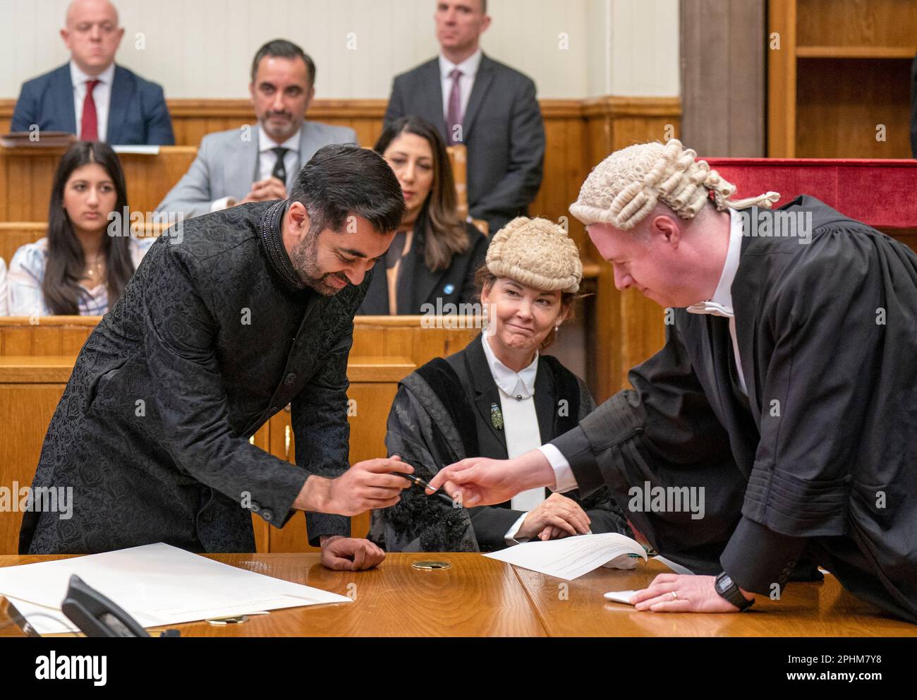 Humza Yousaf unterzeichnet das Pergament, wie er als erster Minister von Schottland am Sitzungsgericht in Edinburgh vereidigt wurde. Bilddatum: Mittwoch, 29. März 2023. Stockfoto