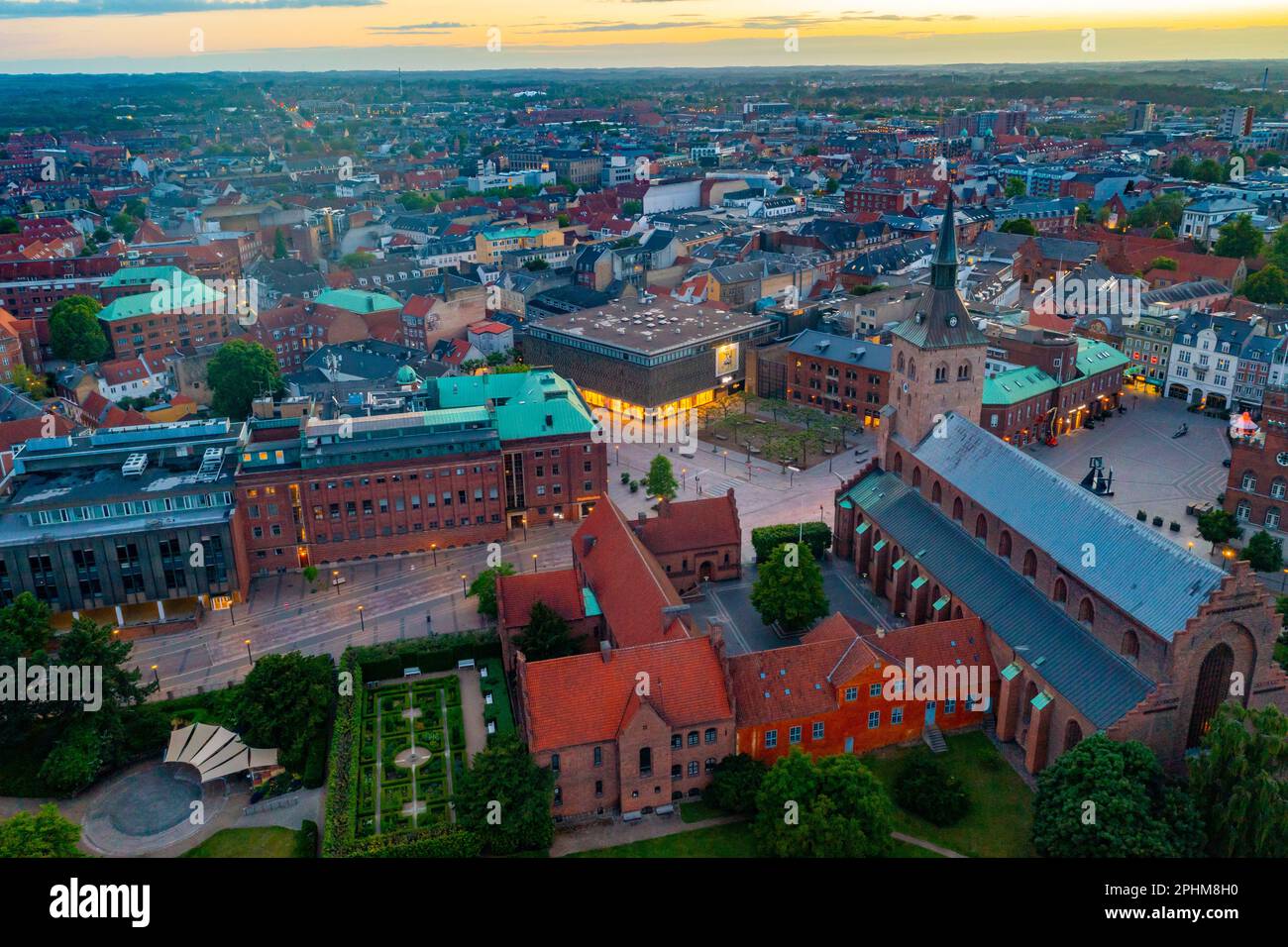 Panoramablick bei Sonnenuntergang auf St. Canute's Cathedral in der dänischen Stadt Odense. Stockfoto