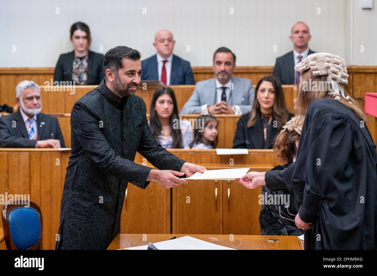 Humza Yousaf wurde am Sitzungsgericht in Edinburgh als erster Minister Schottlands vereidigt. Bilddatum: Mittwoch, 29. März 2023. Stockfoto