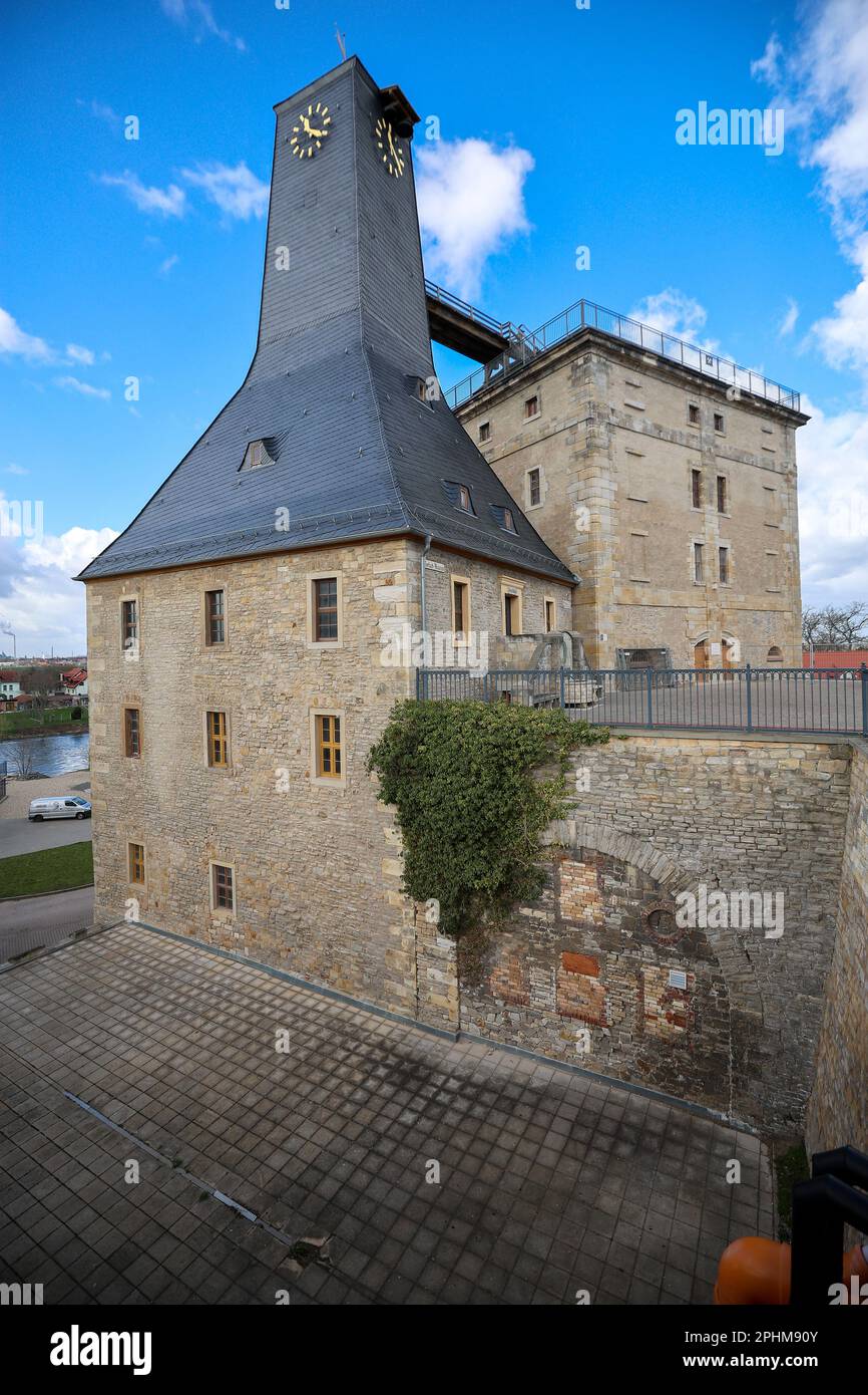 28. März 2023, Sachsen-Anhalt, Bad Dürrenberg: Der Borlach-Turm am Ufer der Saale. Die Struktur für die Gewinnung von Sole aus einer Tiefe von 223 Metern beherbergt jetzt das Borlach Museum über die Geschichte des Salzes in der Region. Es ist nach dem sächsischen Bergbaurat Johann Gottfried Borlach benannt, der die Salzgewinnung durch den Bau des gewundenen Turms überhaupt erst ermöglicht hat. Foto: Jan Woitas/dpa Stockfoto