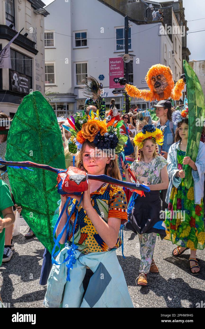 Kinder in bunten Kostümen nehmen an den Feierlichkeiten der Mazey Day Parade im Rahmen des Golowan Festivals in Penzance in Cornwall Teil. UK. Stockfoto