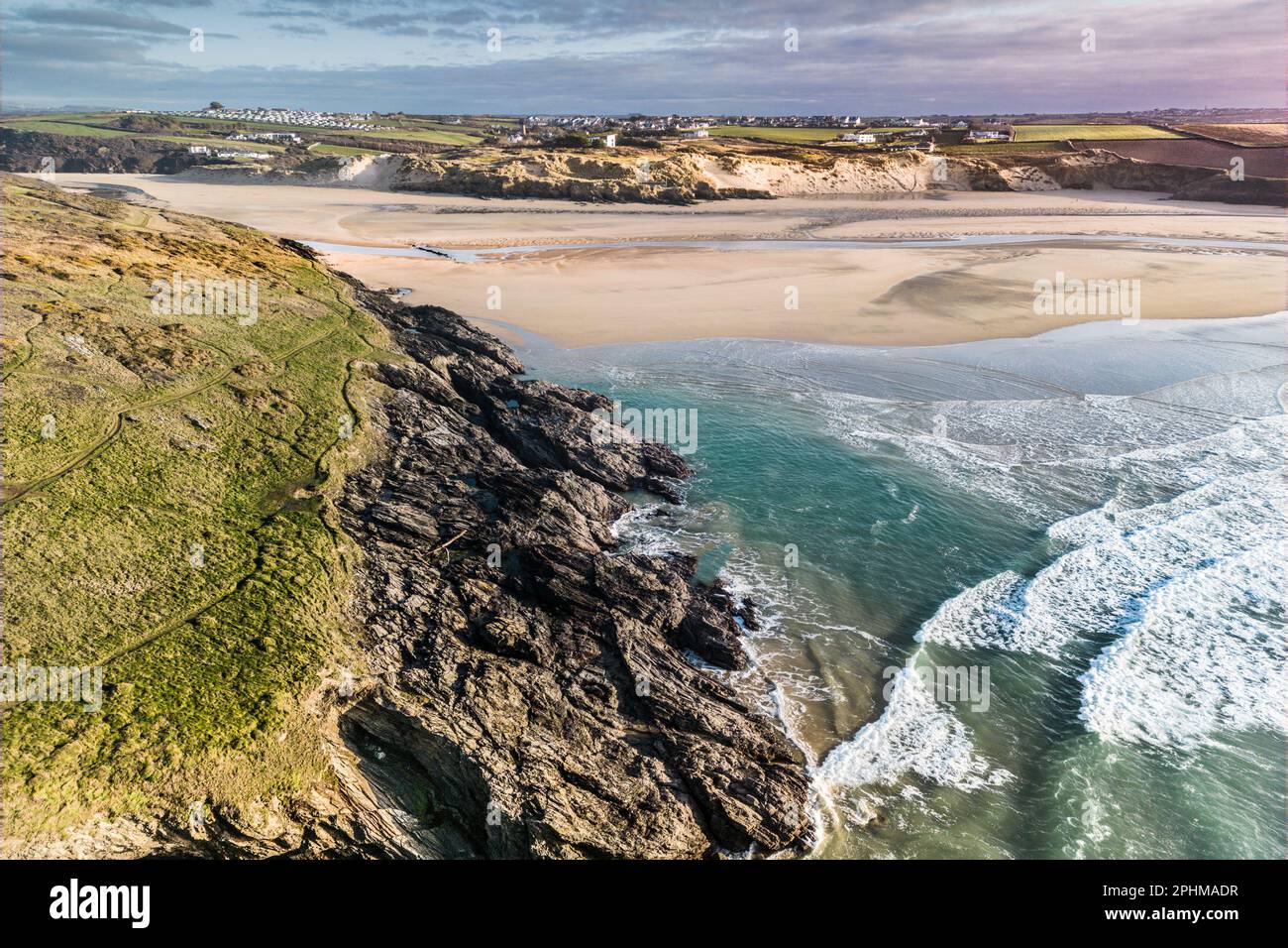 Ein spektakulärer Blick aus der Vogelperspektive auf Crantock Beach und den Gezeitenfluss Gannel in Newquay in Cornwall in England im Vereinigten Königreich. Stockfoto