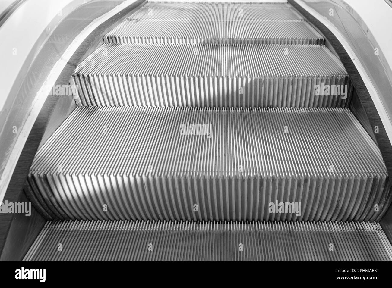 Abstrakter Eskalator, Bewegliche Treppe, U-Bahn-Aufzug, Elektrische Treppe, Bewegliche Treppe, Mall Escalator Stockfoto