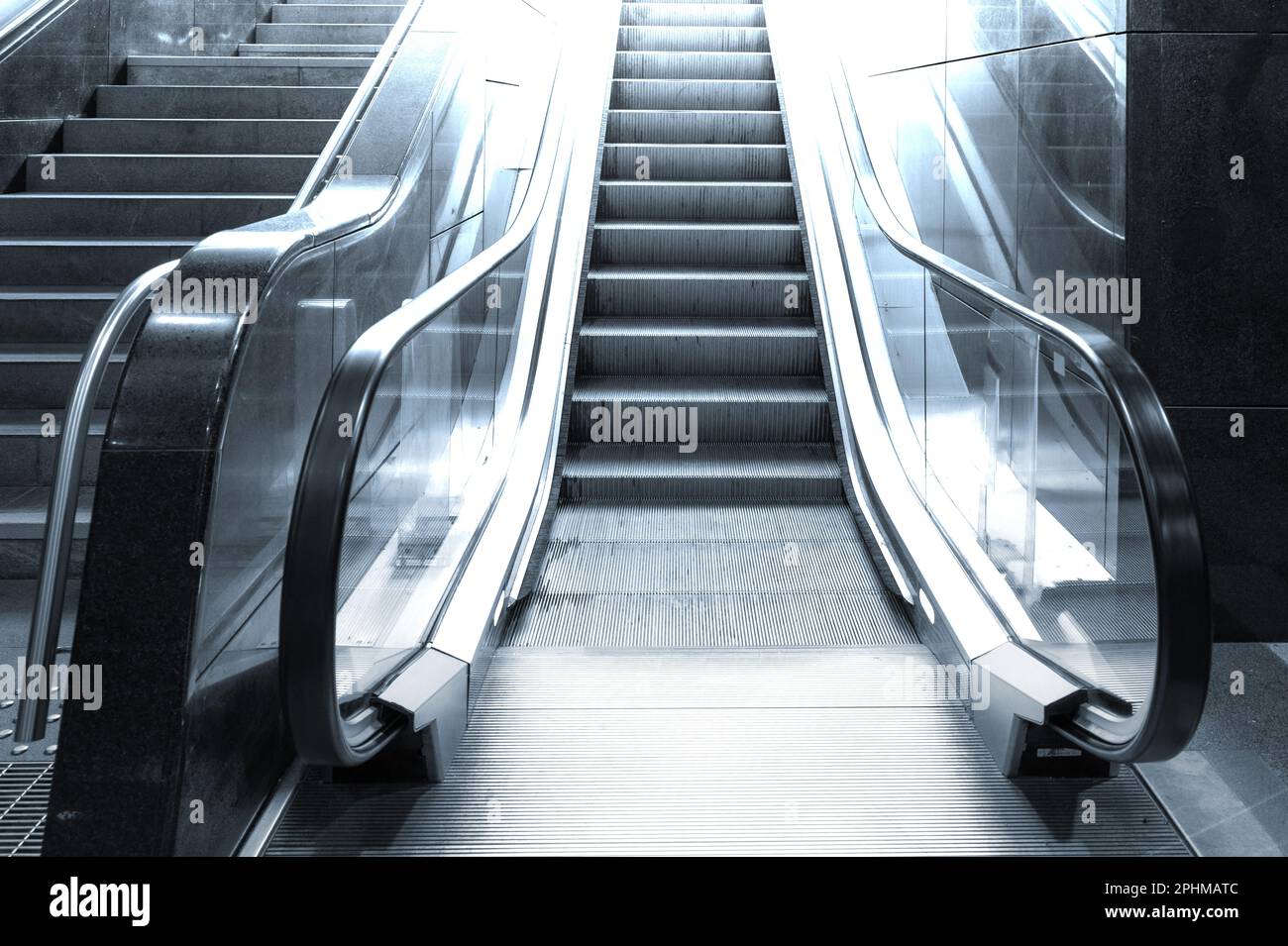 Abstrakter Eskalator, Bewegliche Treppe, Leerer U-Bahn-Aufzug, Elektrische Treppe, Bewegliche Treppe, Rolltreppe zum Erfolg, Zukunftskonzept Stockfoto