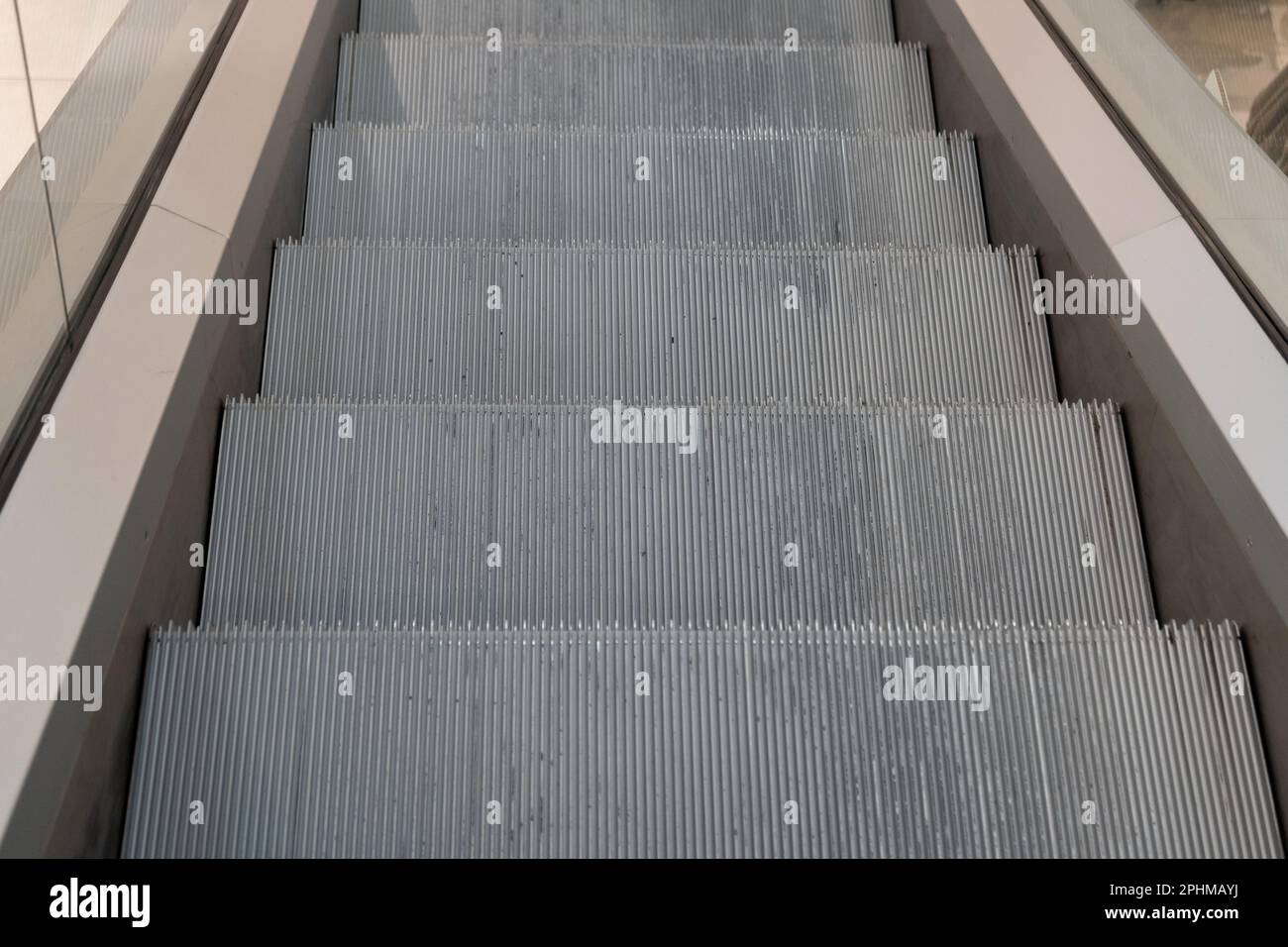 Abstrakter Eskalator, Bewegliche Treppe, Leerer U-Bahn-Aufzug, Elektrische Treppe, Bewegliche Treppe, Rolltreppe zum Erfolg, Zukunftskonzept Stockfoto