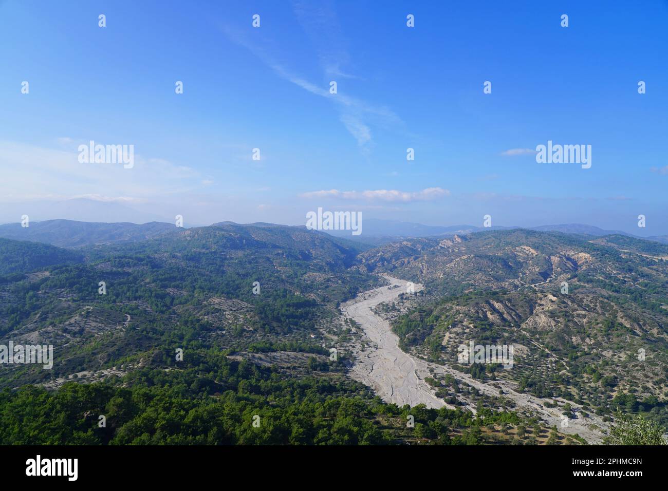 Schlucht auf Rhodos Griechische Insel Trockenfluss im Sommer Schlucht in Rhodos Griechenland Insel mit trockenen Fluss im Sommer Landschaft Landschaft Stockfoto