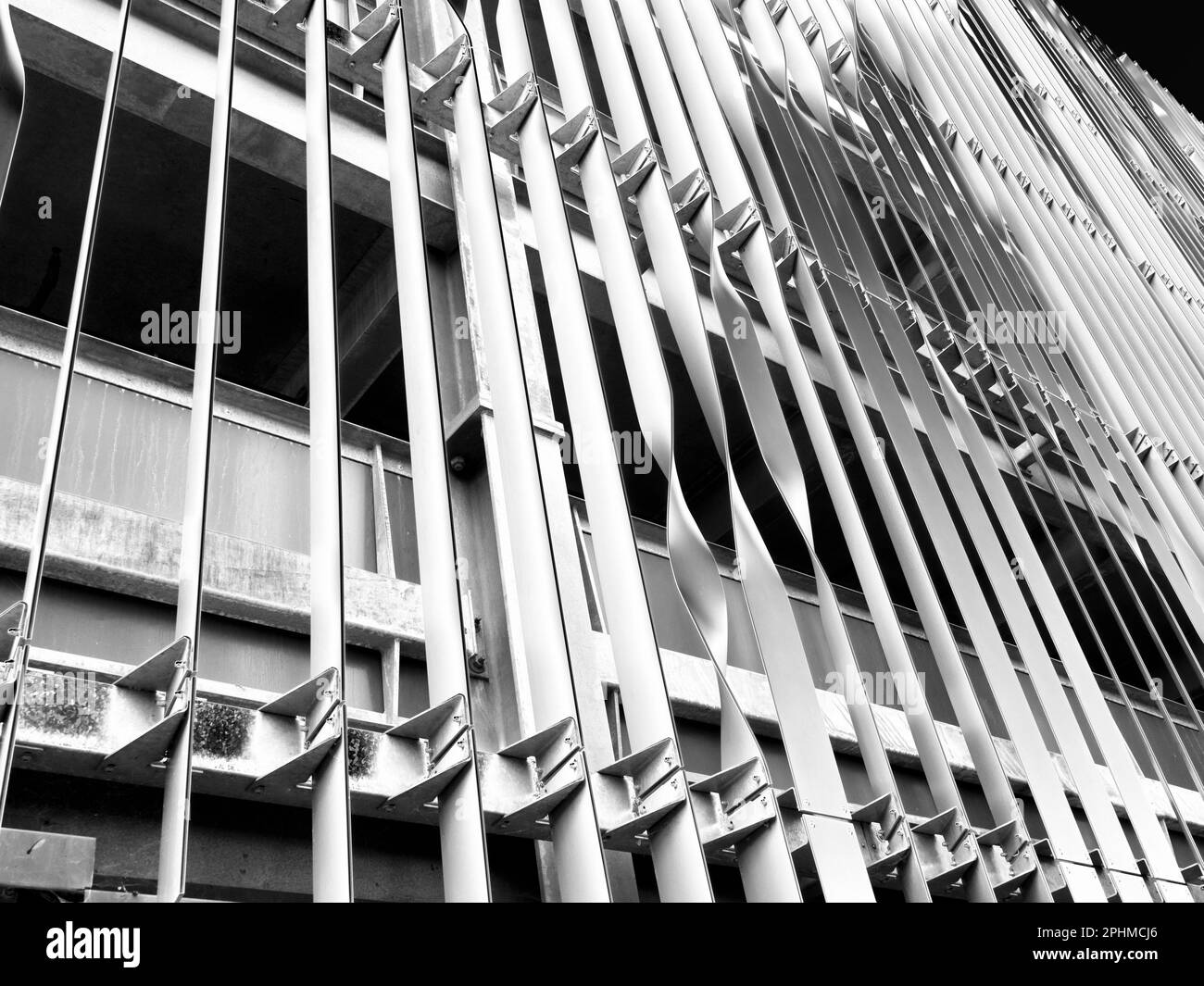 Fassade eines Parkplatzes, Oxfords Old Road Campus. Sehr linear und modern, aber die halbverdrehten Platten sind architektonisch interessant... Aber dann wurde ich Stockfoto