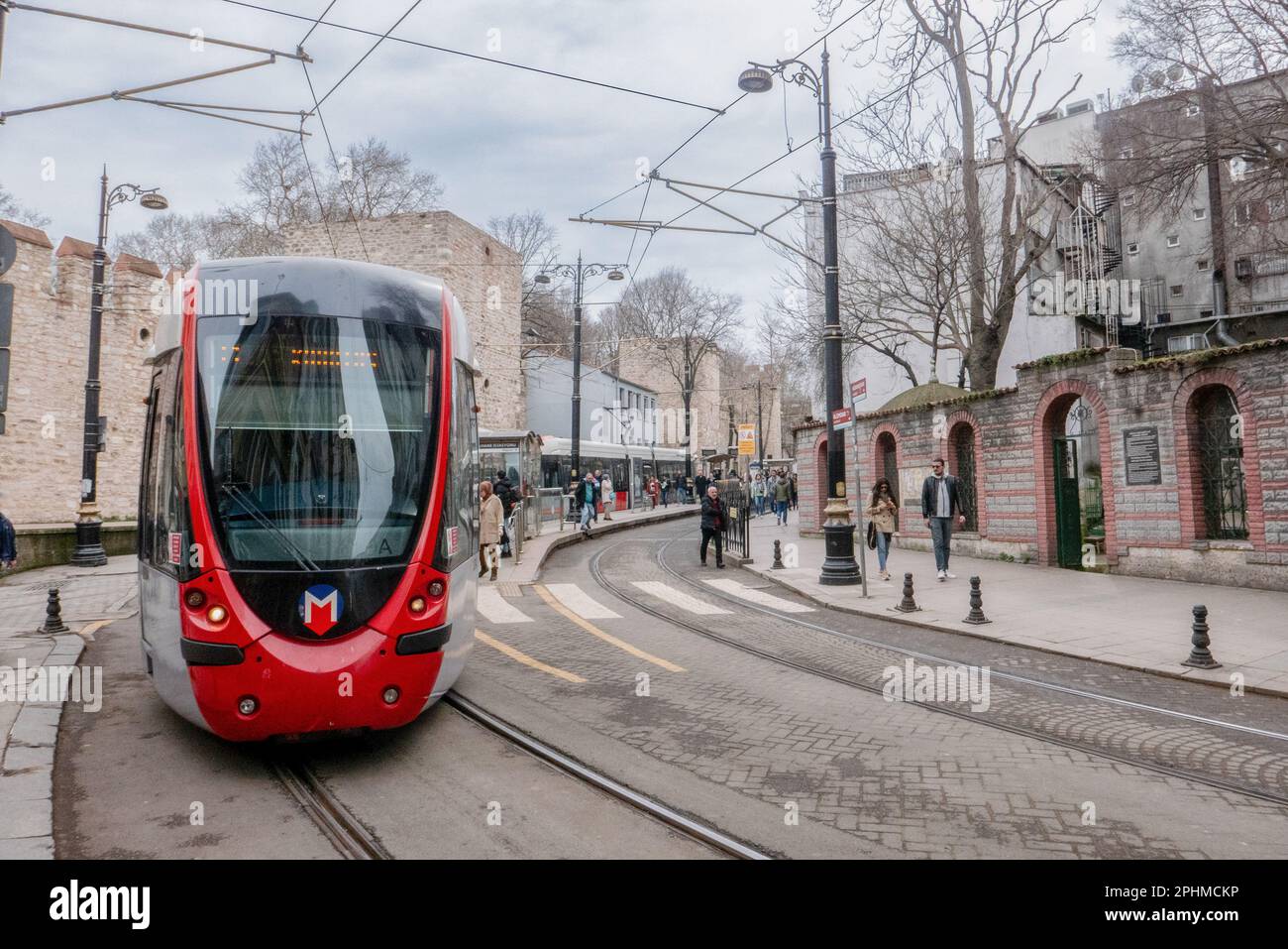 Allgemeiner Blick auf eine rote U-Bahn-Linie im Stadtzentrum von Istanbul in der Türkei am 5. April 2023. Kredit: SMP News / Alamy Live News Stockfoto